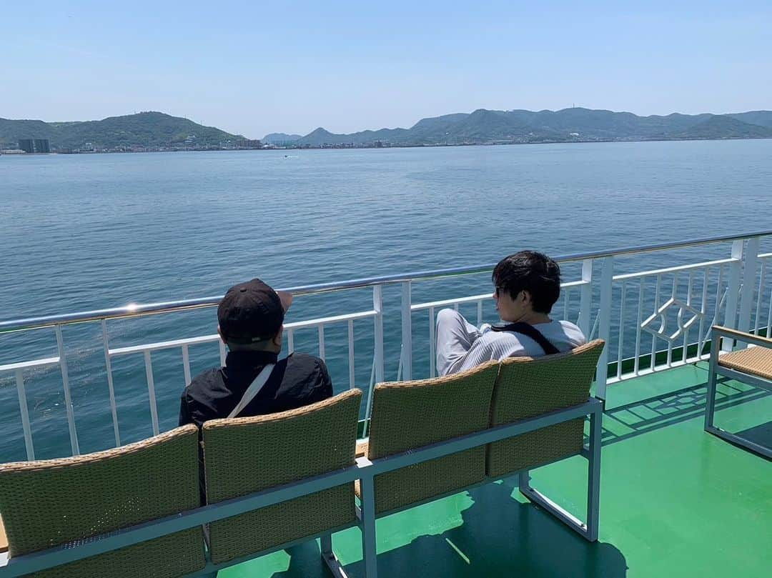 村本大輔さんのインスタグラム写真 - (村本大輔Instagram)「岡山玉野市から始まって高知、松山、高松の四国ライブツアー終了。今夜は京都。明日から大阪、広島、尾道、久留米、熊本、鹿児島指宿、秋目で藤沢です。ぜひ。  ちなみにいまニューヨークで部屋探してます、誰か向こうの情報教えてください。  追加ライブ情報  ウーマンラッシュアワー村本×せやろがいおじさんのスタンドアップコメディNIGHT in 西麻布  2023/6/2  開場 19時30分から食事タイム 開演 20時30から22時まで（約90分）  ※途中15分の休憩あり  チケット:5000円(ワンドリンク付）プラス、２オーダー以上でお願いします。  場所: 西麻布Room39  https://39jap.com/room39/  ４０名限定  人数限定ですので、LINEか下記メールアドレスに、お名前・人数・携帯等連絡先を書いて、お申込み下さいませ。 ↓ room39@39jap.com  ※ビデオ・カメラ、または携帯電話等での録音・録画・撮影・配信禁止。 ※先着順での入場となります。」5月13日 10時50分 - muramotodaisuke1125