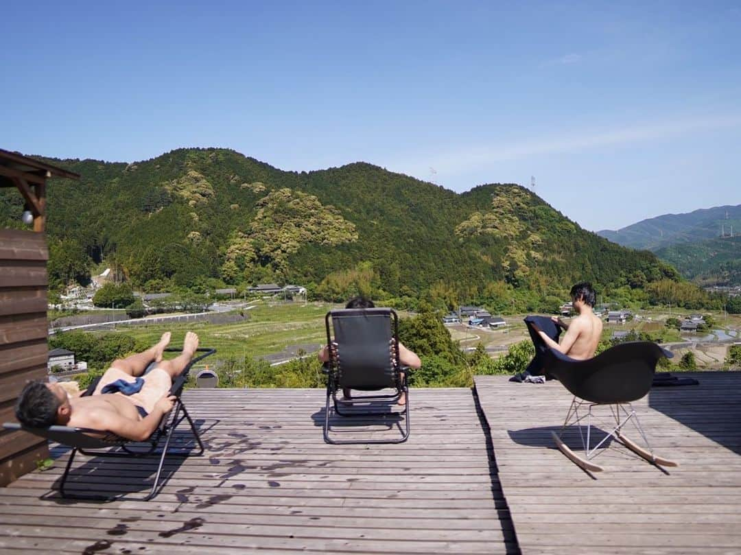 村本大輔さんのインスタグラム写真 - (村本大輔Instagram)「岡山玉野市から始まって高知、松山、高松の四国ライブツアー終了。今夜は京都。明日から大阪、広島、尾道、久留米、熊本、鹿児島指宿、秋目で藤沢です。ぜひ。  ちなみにいまニューヨークで部屋探してます、誰か向こうの情報教えてください。  追加ライブ情報  ウーマンラッシュアワー村本×せやろがいおじさんのスタンドアップコメディNIGHT in 西麻布  2023/6/2  開場 19時30分から食事タイム 開演 20時30から22時まで（約90分）  ※途中15分の休憩あり  チケット:5000円(ワンドリンク付）プラス、２オーダー以上でお願いします。  場所: 西麻布Room39  https://39jap.com/room39/  ４０名限定  人数限定ですので、LINEか下記メールアドレスに、お名前・人数・携帯等連絡先を書いて、お申込み下さいませ。 ↓ room39@39jap.com  ※ビデオ・カメラ、または携帯電話等での録音・録画・撮影・配信禁止。 ※先着順での入場となります。」5月13日 10時50分 - muramotodaisuke1125