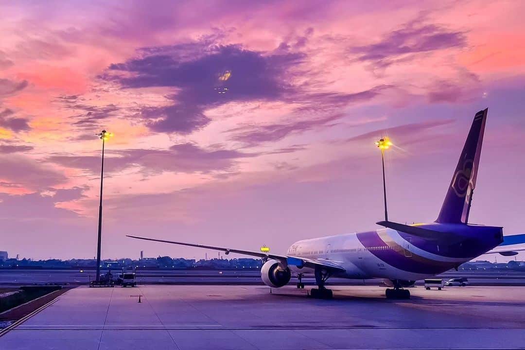 タイ航空のインスタグラム：「🌅✈️ The beauty of a sunset coupled with the power of flight creates a truly magical experience. Favorite color : sunset. Credit : @patralak  #thaiairways #smoothassilk #sunset #TravelInspiration #Wanderlust #AirportVibes」