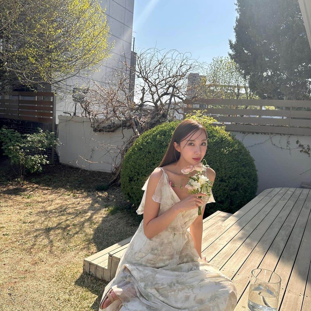 イユエリンのインスタグラム：「언제오나 했던 날이 왔다. 슈퍼 모델 시절부터 나인뮤지스까지   우리의 20대 청춘을 함께보낸  각별한 내 동생..꽃단아이.. 우리 민하.. 정말 너무너무 축하해 그리고 언니가 너무너무 사랑해!🤍 좀 있다 보자!!!🤍🤍🤍」