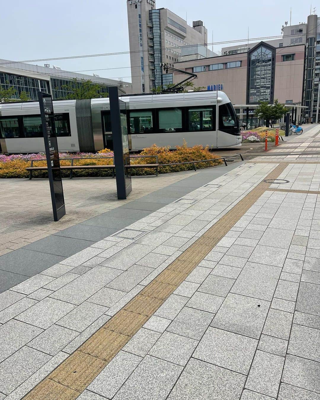 のインスタグラム：「路面電車。乗りたいけどジム帰りで汗ダク😢 #富山」