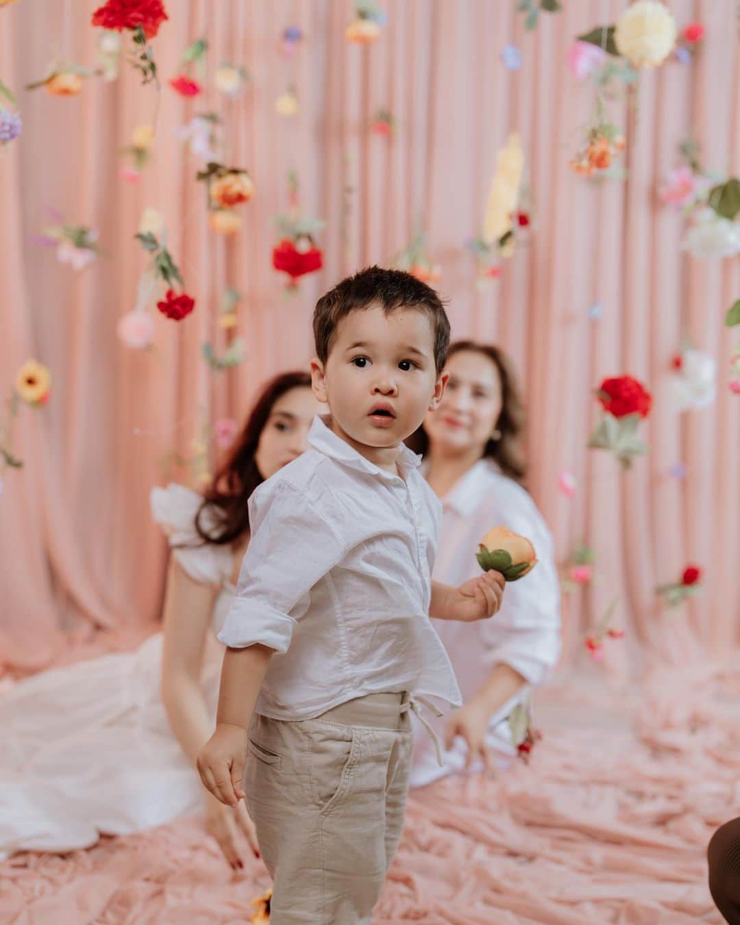 Coleen Garciaさんのインスタグラム写真 - (Coleen GarciaInstagram)「If you’re thinking of what else you can do for your mom tomorrow, why not schedule a family photo shoot with @mymetrophoto? 🥰 They still have a few slots left for their Mother’s Day Marathon shoot tomorrow! Check @nextbymetrophoto’s most recent posts for more details. ✌🏻  Metrophoto has been there to capture some of our most important milestones (SO BEAUTIFULLY!), from our wedding and beyond. They’re amazing at what they do, so this is exciting news for those who want to experience working with them! 🤍」5月13日 11時08分 - coleen