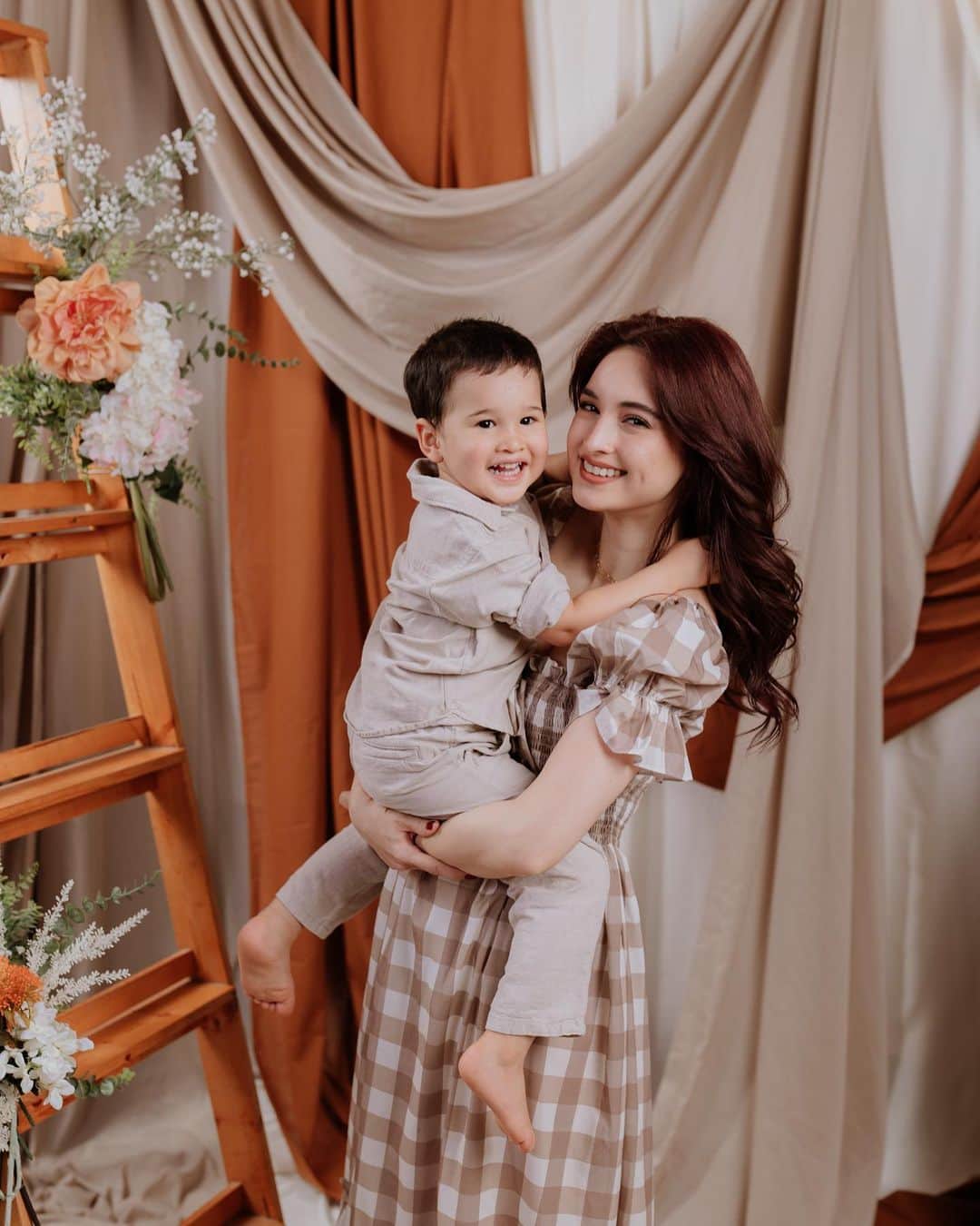 Coleen Garciaさんのインスタグラム写真 - (Coleen GarciaInstagram)「If you’re thinking of what else you can do for your mom tomorrow, why not schedule a family photo shoot with @mymetrophoto? 🥰 They still have a few slots left for their Mother’s Day Marathon shoot tomorrow! Check @nextbymetrophoto’s most recent posts for more details. ✌🏻  Metrophoto has been there to capture some of our most important milestones (SO BEAUTIFULLY!), from our wedding and beyond. They’re amazing at what they do, so this is exciting news for those who want to experience working with them! 🤍」5月13日 11時08分 - coleen