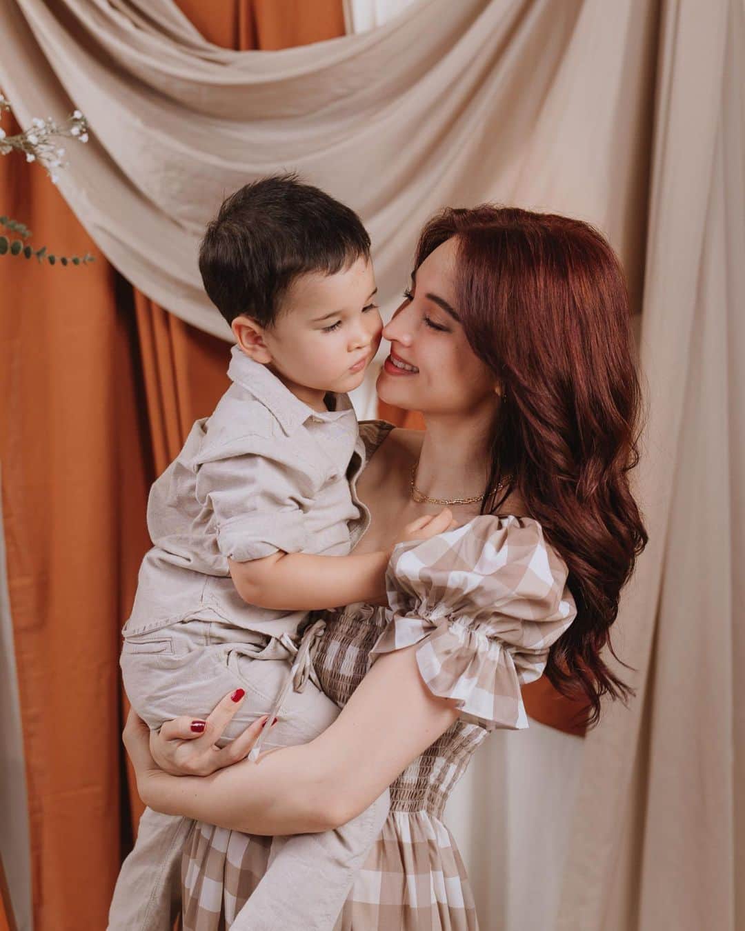 Coleen Garciaのインスタグラム：「If you’re thinking of what else you can do for your mom tomorrow, why not schedule a family photo shoot with @mymetrophoto? 🥰 They still have a few slots left for their Mother’s Day Marathon shoot tomorrow! Check @nextbymetrophoto’s most recent posts for more details. ✌🏻  Metrophoto has been there to capture some of our most important milestones (SO BEAUTIFULLY!), from our wedding and beyond. They’re amazing at what they do, so this is exciting news for those who want to experience working with them! 🤍」