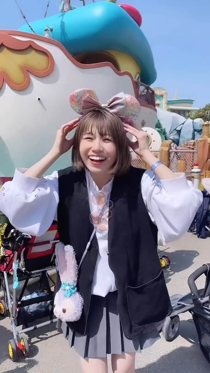 ゆーりのインスタグラム：「美女と野獣初めて乗れたよー🌹」