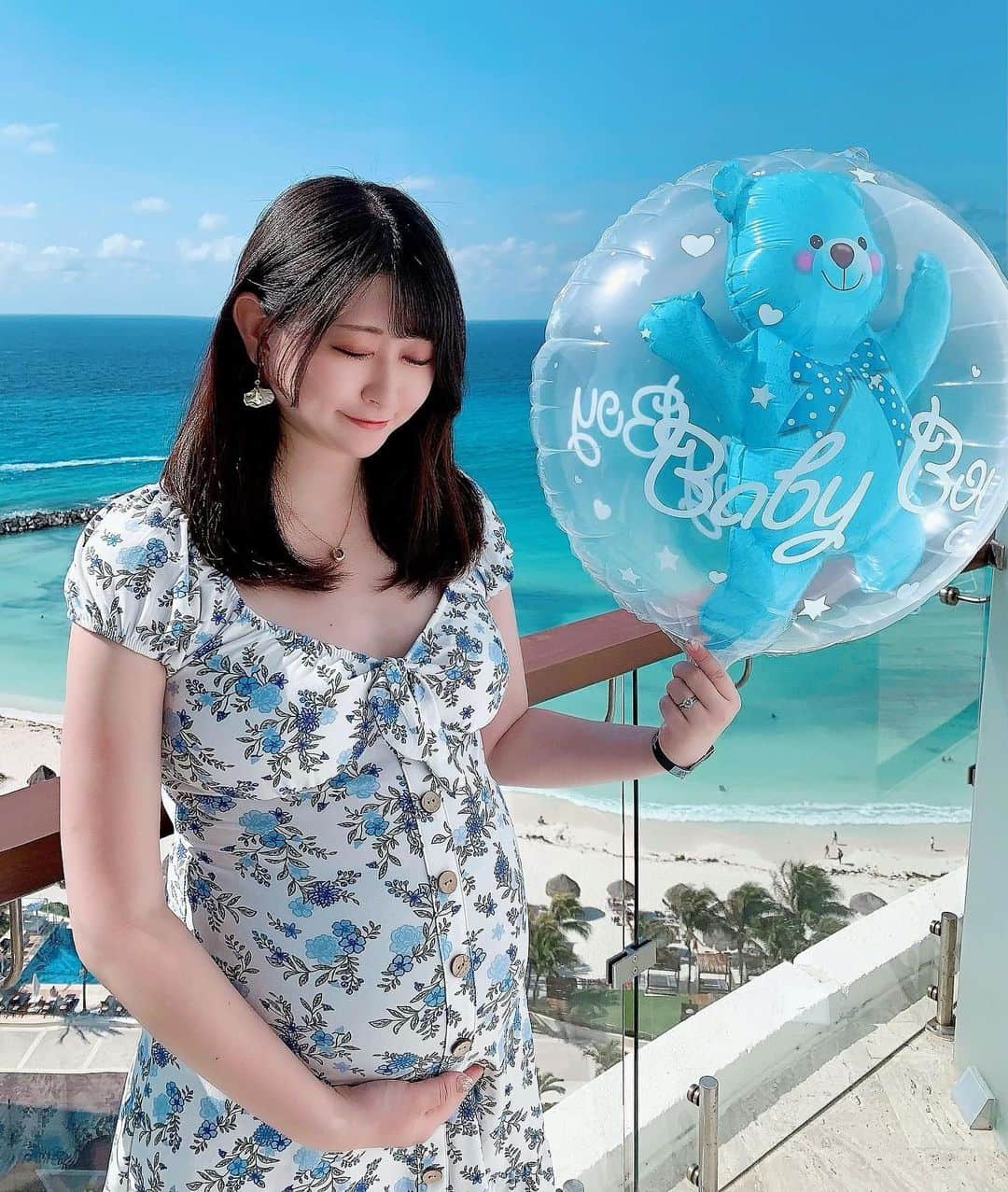 坂口莉果子のインスタグラム：「ご報告 私事で恐縮ですが、この度第一子を授かりました👶  無事に安定期を迎え、今年の夏頃アメリカで男の子を出産予定です🇺🇸  つわりはしっかり3ヶ月間あり、これを乗り越えている世の中の母は本当にすごいなと実感しました。  異国の地での出産で不安は尽きませんが残りのマタニティライフを楽しみます🤰 ・ ・ ・ #妊娠 #マタニティ #妊婦 #出産 #マタニティライフ #ご報告 #プレママ #安定期 #初マタ #妊娠報告 #マタニティフォト #妊婦生活 #つわり #海外出産 #海外妊娠 #赤ちゃん #第一子 #第一子妊娠中 #アメリカ生活 #アメリカ妊娠 #アメリカ妊娠生活 #アメリカ出産 #baby #pregnancy #pregnant #usa #海 #海外」