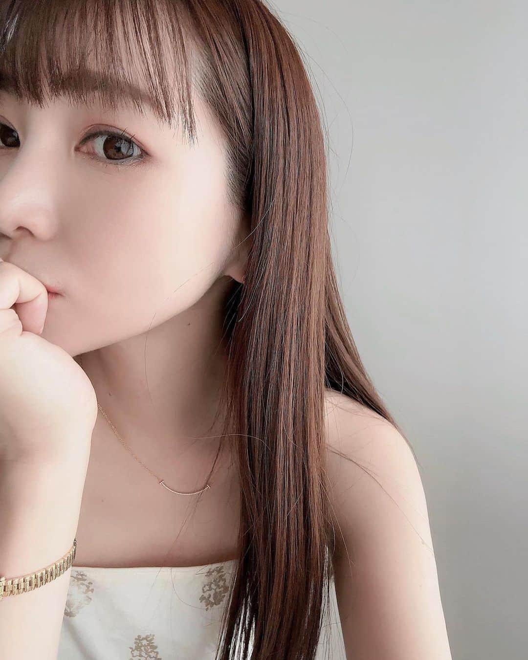 喜田彩子のインスタグラム：「⁡ ⁡ 40年以上にわたる皮膚科学研究から生まれた “無添加スキンケア“ #FANCL ⁡ 5枚目にあるファンケルのCMを見て 100年生きる時代(長生きしよう！) 今日明日の幸せではなく、数十年後の自分を想像し 一生ものを選択する大切さを再確認。 ⁡ “一生ものの素肌”を手に入れるためには 私のこの超乾燥肌も、年々増えていくシミやシワも その場しのぎではなく日々のスキンケアをきちんと選択！ですね💪🏻✨ ⁡ ファンケルの医薬部外品エンリッチプラス化粧液を頂き さっそく使っています。 ⁡ 2週間ほど朝晩使っていますが 伸びがいいので少量でもしっかりとうるおって お肌が内側からしっとりもっちり ハリや弾力が出てきた気がしてます。 ⁡ 防腐剤を使わない無添加 ※ならではのコンパクトな容器は カチッと蓋を開けるまで空気にすら触れたことのない 新鮮なまま使い切れるよう1ヵ月分の使いきりサイズなのも嬉しい！ ⁡ ⁡ 春は気持ちも鬱々しがちでストレスや乾燥なもで 潤いがなくなり弾力低下を感じてる方にも 是非試して頂きたいです💛💚 ⁡ 　 ⁡ #サステナブルスキン  #ファンケル  #その場しのぎじゃない一生ものの素肌 #無添加スキンケア #PR #スキンケア #SKINCARE #お家ケア #ホームケア ※防腐剤・合成香料・合成色素・石油系界面活性剤・紫外線吸収剤を一切使っていません」