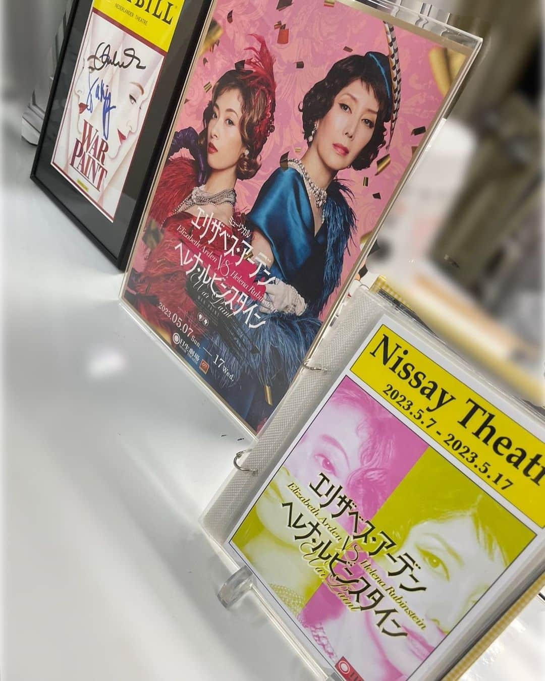 小林由佳さんのインスタグラム写真 - (小林由佳Instagram)「東京公演、折り返しです。 劇場にたくさんのお客様が来てくださってるのを見て、幸せな気持ちでいっぱいです。 コロナの時期、客席を半分にしていたのを思い出したり、フェイスガードなどをお配りしていた時もあったな…なんて。  こうして笑い声が聞こえる時間もとても愛おしく感じます。 本日も2公演！雨なので皆様気をつけて劇場にお越しくださいね👠 #エリヘレ #warpaint  #舞台 #劇場 #☔︎ #折り返し #課題 #乗り越えたい」5月13日 11時12分 - ykp_qkb