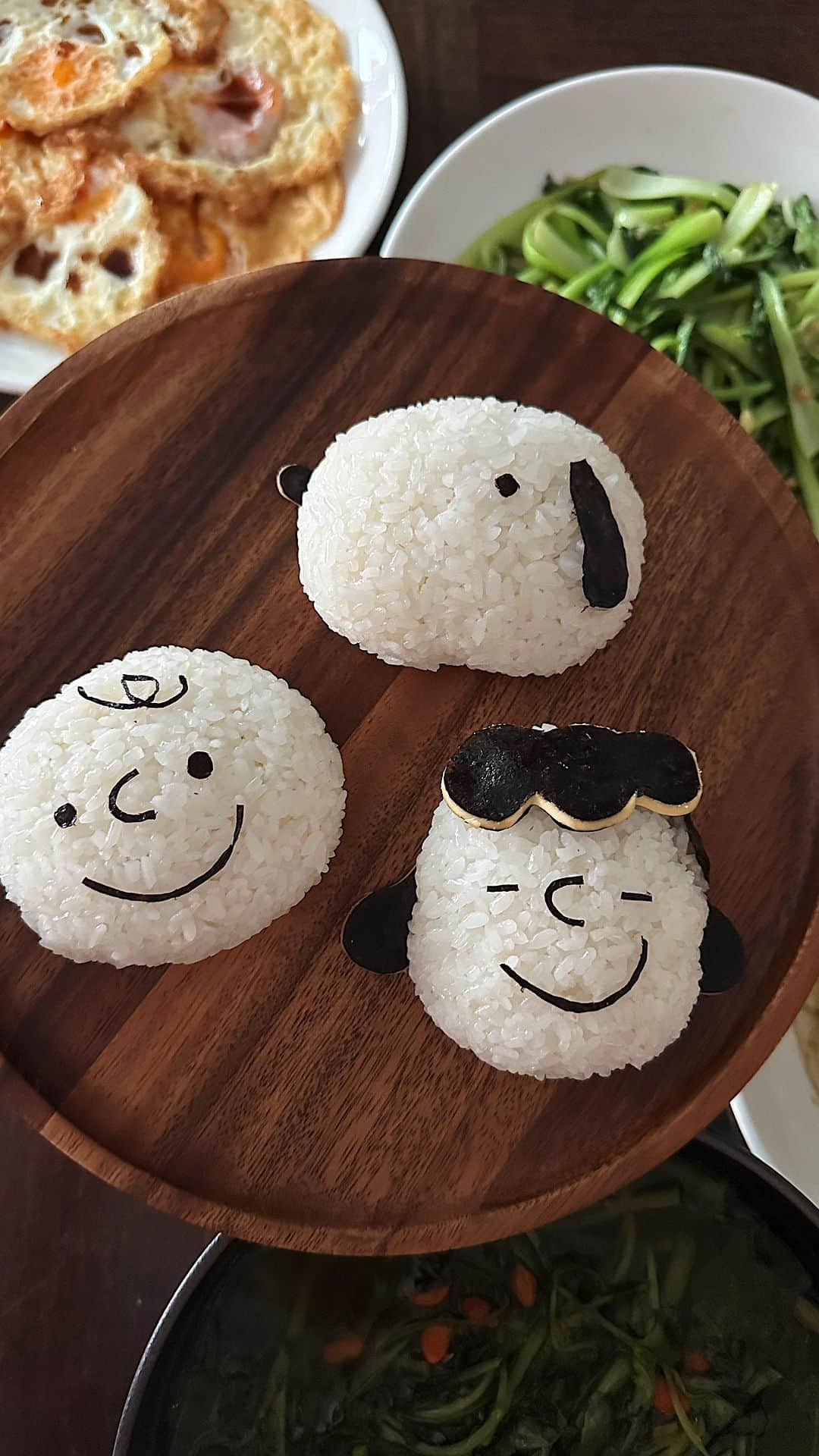 Samantha Leeのインスタグラム：「This visual diary is a testament to the joy and love I put into every dish. Edible homage to the Peanuts gang: Charlie Brown, Snoopy & Lucy Van Pelt.  #leesamantha #foodart  Menu: Chinese watercress soup  Steamed fish with ginger and scallion Fried eggs Stir fry vegetable  Rice」