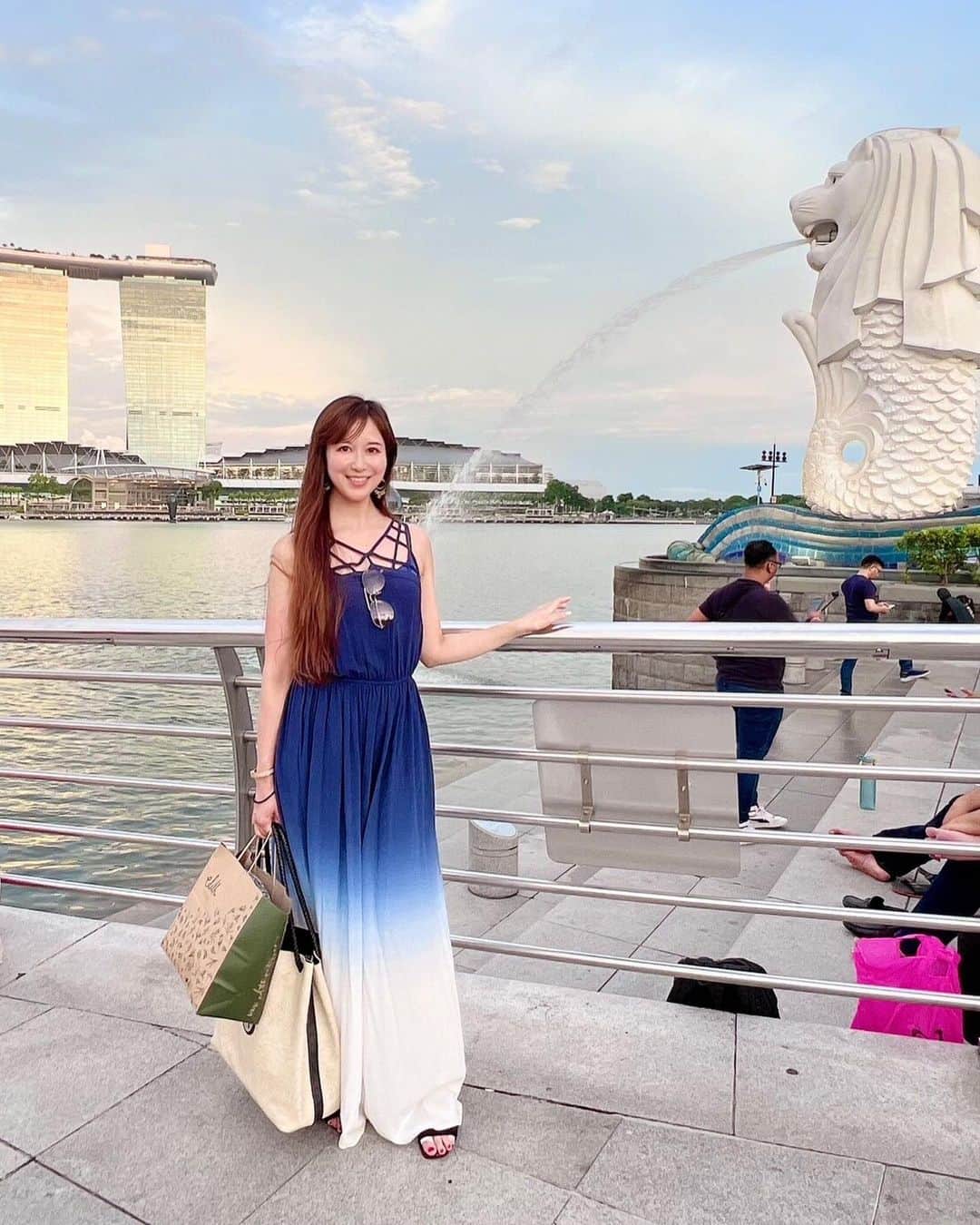 福田友理子のインスタグラム：「* * GWは親友のユキちゃんが住むシンガポールに会いに行ってきました🇸🇬✈️ * ユキちゃんがいるうちに行けて良かった☺️ とても素敵な旅でした✈️ ありがとう🤍 * * #singapore #trip #friend #✈️ #🇸🇬 #👭 #🌏 #🌿#🤍 #nicetrip #merlion」
