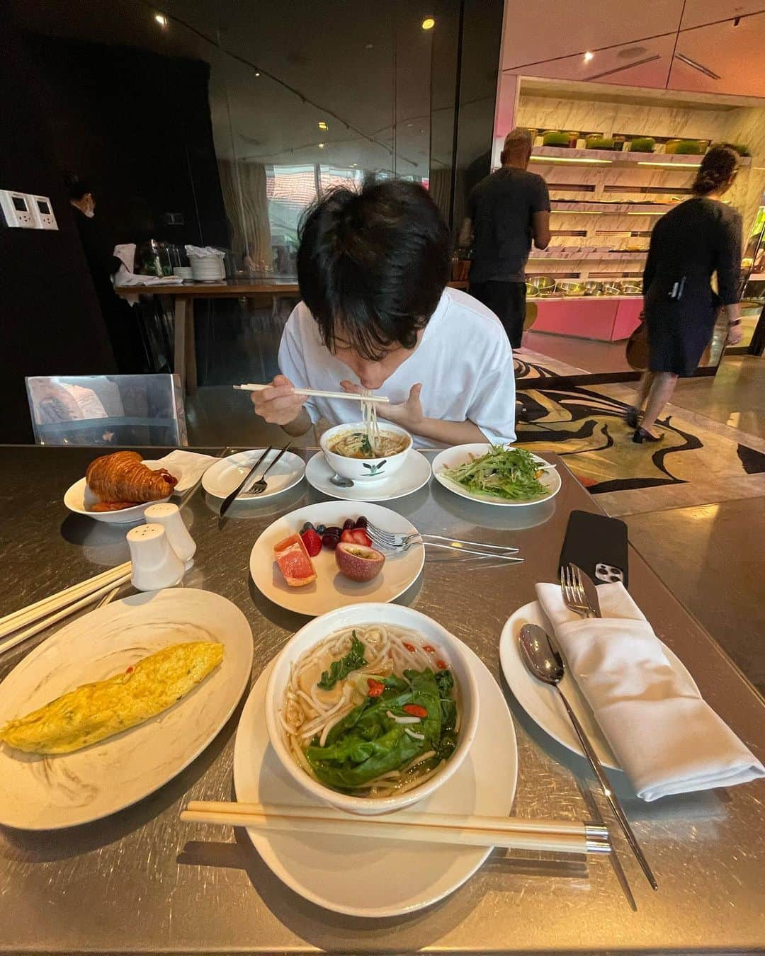 久保りささんのインスタグラム写真 - (久保りさInstagram)「📍JW Marriott Hotel Singapore South Beach  旦那さんと過ごした10日間のうち2泊は、 AMEXのMarriott Bonvoyの無料宿泊特典を使って JW Marriott Hotelに🙏🏻  残りの7泊はアパートタイプのホテルへ それはまたSGのホテル事情と合わせ後日投稿します  JW Marriottは初めて泊まるホテルブランドで 宿泊前は正直値段の割に普通？(失礼！)と心配してた笑 結論、立地も完璧、めちゃめちゃよかった🥹👏🏻  【1-4枚目(最後の動画)】お部屋の様子 • 部屋タイプが少ない印象で、そのかわりスタンダードもこの通りかなり広い。 • 会員資格特典で高層階へアップグレード • Aromatherapy Associatesのアメニティ(写真撮り忘れた)人生で1番お気に入りの匂いで感動🥹持って帰りたかったけど、今流行りのボトルタイプで無理だった涙  【7枚目】Akira Back ホテルの地下にあるレストランが、日本未上陸、日本食フュージョン系で美味しかった！名物のツナピザ🐟  【8枚目】Lounge  会員資格特典で使えたラウンジが神😇 朝昼晩、ブッフェが食べれて、もはや3食ここで食べたら食費かからないじゃん！って笑  Marriott Bonvoyカード様様🤣 友達も結構使ってて、このホテルよかったよ〜って情報交換するのが楽しい🫠  #JWMarriott #Singapore  #marriottbonvoy  #シンガポール  #lissa_hotel」5月13日 11時27分 - lissa_kubo