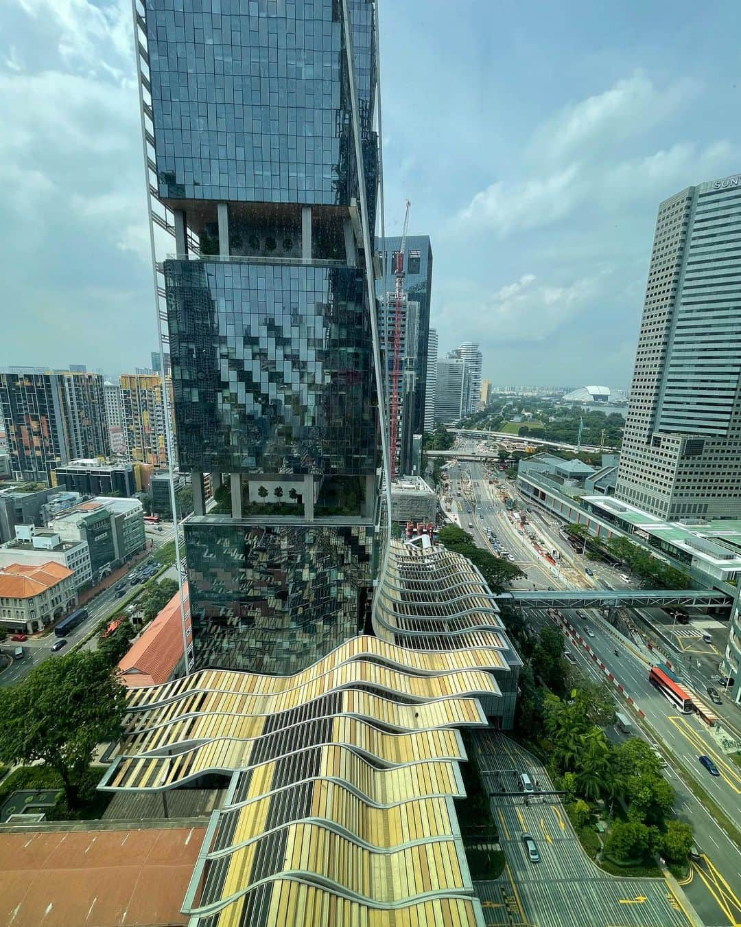 久保りささんのインスタグラム写真 - (久保りさInstagram)「📍JW Marriott Hotel Singapore South Beach  旦那さんと過ごした10日間のうち2泊は、 AMEXのMarriott Bonvoyの無料宿泊特典を使って JW Marriott Hotelに🙏🏻  残りの7泊はアパートタイプのホテルへ それはまたSGのホテル事情と合わせ後日投稿します  JW Marriottは初めて泊まるホテルブランドで 宿泊前は正直値段の割に普通？(失礼！)と心配してた笑 結論、立地も完璧、めちゃめちゃよかった🥹👏🏻  【1-4枚目(最後の動画)】お部屋の様子 • 部屋タイプが少ない印象で、そのかわりスタンダードもこの通りかなり広い。 • 会員資格特典で高層階へアップグレード • Aromatherapy Associatesのアメニティ(写真撮り忘れた)人生で1番お気に入りの匂いで感動🥹持って帰りたかったけど、今流行りのボトルタイプで無理だった涙  【7枚目】Akira Back ホテルの地下にあるレストランが、日本未上陸、日本食フュージョン系で美味しかった！名物のツナピザ🐟  【8枚目】Lounge  会員資格特典で使えたラウンジが神😇 朝昼晩、ブッフェが食べれて、もはや3食ここで食べたら食費かからないじゃん！って笑  Marriott Bonvoyカード様様🤣 友達も結構使ってて、このホテルよかったよ〜って情報交換するのが楽しい🫠  #JWMarriott #Singapore  #marriottbonvoy  #シンガポール  #lissa_hotel」5月13日 11時27分 - lissa_kubo