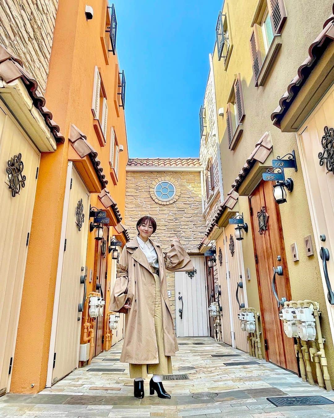 雨宮萌果のインスタグラム：「✈️✈️✈️  イタリアにきました〜🇮🇹✨ 絶賛、地中海の風を感じております。  なーんてね😚  フジテレビ「ウワサのお客さま」の 物件ロケでご紹介した  大田区千鳥の建物です。  こんな可愛い家に住んだら 毎日映画の主人公気分だろーなー。  ないけんぼーいず @naikenboys さん 内見女子 @naiken.girl さんと  希少物件に驚きつつ楽しみながら ロケさせて頂きました。  ウワサのお客さま TVer・FODで配信中です。  そうそう！ TVerの限定配信では  カラオケで100点を取るコツや  先日、佐藤仁美お姉さまと行った 秘密の新宿デート裏話も🤫❤️  ぜひ、見逃し配信もご覧くださいね！  #ウワサのお客さま #フジテレビ」