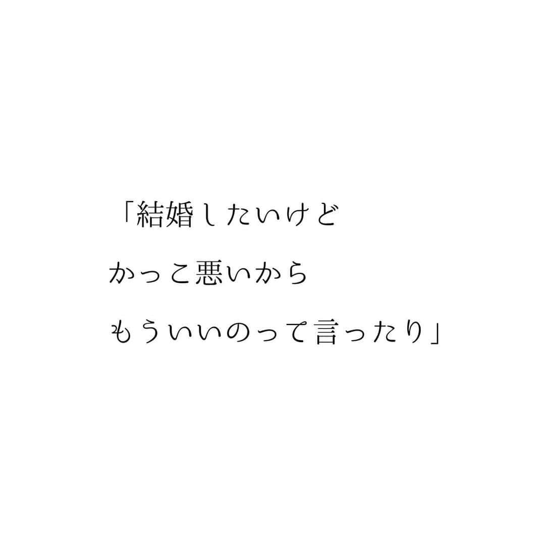 堀ママさんのインスタグラム写真 - (堀ママInstagram)「彼女の言葉に うんうんとうなずいたわ  自分の気持ちを 誤魔化したくないなぁって 思うのよね  誤魔化した瞬間 それは手に入らなくなる気がするもの  彼女ね シングルマザーで仕事をバリバリやってきて 人目なんて気にせず 両手に仕事をつかみ 足でも抱え 最後は口でもくわえたわよって 言ってたのね  かっこいいとか悪いとかなんて 気にできなかった お金が必要だったし やるしかなかったからって  でも その甲斐があって 豊かな生活を享受してて 本当にすてきだなって思えるの  実績を上げてきた人の言葉には 重みがあるわ  何が正解で 何が不正解かは 人それぞれ違うけど 自分に嘘をついたり 気持ちを誤魔化すことは あたしもしたくはないかな  みっともなくても かっこ悪くたっていい 欲しいものは欲しがってやるわよ  あとできっと後悔することを 知ってるもの  #貪欲さ #とろくさい #人目が気になる #自分らしさ #自分軸 #自分を大切にする #自己肯定感 #メンタルヘルス #大切な友人の言葉   #大丈夫」5月13日 11時37分 - hori_mama_