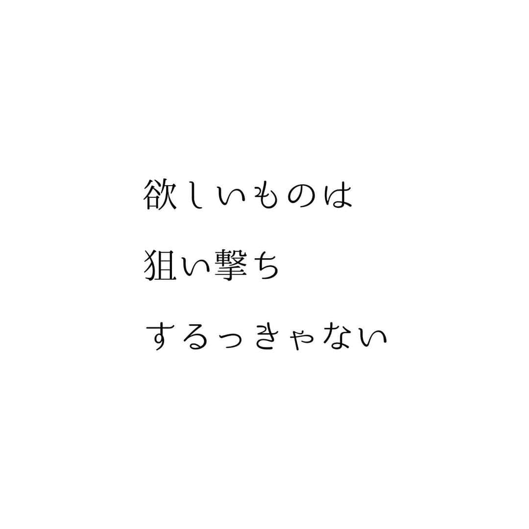 堀ママさんのインスタグラム写真 - (堀ママInstagram)「彼女の言葉に うんうんとうなずいたわ  自分の気持ちを 誤魔化したくないなぁって 思うのよね  誤魔化した瞬間 それは手に入らなくなる気がするもの  彼女ね シングルマザーで仕事をバリバリやってきて 人目なんて気にせず 両手に仕事をつかみ 足でも抱え 最後は口でもくわえたわよって 言ってたのね  かっこいいとか悪いとかなんて 気にできなかった お金が必要だったし やるしかなかったからって  でも その甲斐があって 豊かな生活を享受してて 本当にすてきだなって思えるの  実績を上げてきた人の言葉には 重みがあるわ  何が正解で 何が不正解かは 人それぞれ違うけど 自分に嘘をついたり 気持ちを誤魔化すことは あたしもしたくはないかな  みっともなくても かっこ悪くたっていい 欲しいものは欲しがってやるわよ  あとできっと後悔することを 知ってるもの  #貪欲さ #とろくさい #人目が気になる #自分らしさ #自分軸 #自分を大切にする #自己肯定感 #メンタルヘルス #大切な友人の言葉   #大丈夫」5月13日 11時37分 - hori_mama_