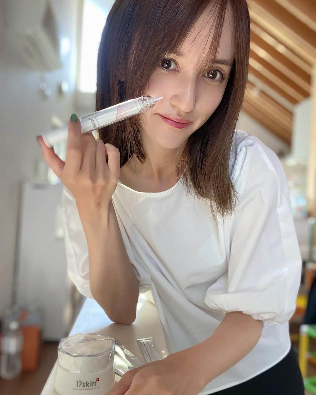 奥山絵里奈さんのインスタグラム写真 - (奥山絵里奈Instagram)「皮膚科医監修スキンケアブランド　@17skin.official ！  お試しさせていただきましま！  ⚪︎薬用リンクルオールインワン  滑らかなテクスチャー✨ ナイアシンアミド配合で シワに効果的😌  ⚪︎アイニードルクリーム ニードル成分が配合されていて 保湿が凄い✨ 目元にハリと潤いが🥹✨  ⚪︎高濃度リポソームビタミンC 肌の内側から肌ケアできる😌 すっぱいので 白湯に溶かして飲んでいます😌  ケアもシンプルで簡単だし 肌の潤いもアップ✨ 肌のエイジングケアにぴったりなセットでした😌✨  @17skin.official   #17skin #イチナナスキン #アイニードルクリーム #オールインワン #シミシワ改善 #スキンケア #1秒でピーン #エイジングケア #ナイアシンアミド #オールインワンゲル #アイクリーム #ニードル #ニードルクリーム #ビタミンcサプリ」5月13日 11時51分 - erinaokuyama