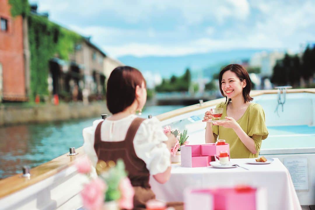 北海道じゃらん【公式】さんのインスタグラム写真 - (北海道じゃらん【公式】Instagram)「～小樽運河を楽しむアフタヌーンティークルージング～ 小樽を楽しみ尽くす都市ホテル「OMO5小樽（おも） by 星野リゾート」では、 この春に小樽ならではの運河を楽しめる「小樽運河アフタヌーンティークルージング」を開催中！ クルージング限定の苺のミルクプリンやフィナンシェ、ルタオの定番であるドゥーブ ルフロマージュなど、9種類のスイーツをご用意！ ルタオオリジナルのフレーバーディーも一緒に楽しみながら、レトロな街並みを優雅に満喫してくださいね。  ――OMO とは?―――――――――――――――― 「OMO は星野リゾートが全国に展開する都市ホテルブランドで す。ブランドコンセプトは「寝るだけでは終わらせない、旅のテン ションを上げる都市ホテル」。地域と一体となって街を楽しみ尽くす旅を追求しています。 ―――――――――――――――――――――――  小樽運河アフタヌーンティークルージングやOMO5小樽についての情報は、 北海道じゃらん5月号P1・148～151・178～179をチェック。 星野リゾートが展開する道内の施設、「星野リゾート　トマム」、「界 ポロト」、「OMO7旭川」、「OMO3札幌すすきの」の情報も載っています♪  #北海道じゃらん #北海道じゃらん5月号 #北海道 #小樽 #HoshinoResorts #星野リゾート #omo #omo5otaru #omo5小樽」5月13日 12時00分 - hokkaido_jalan