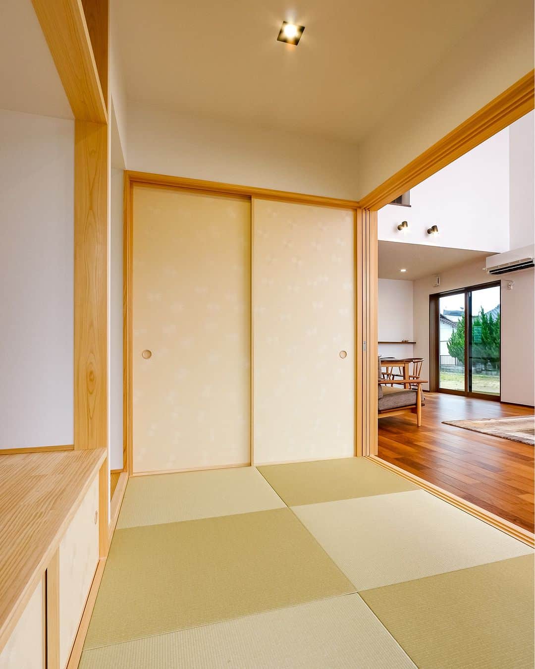OKOCHI STYLE(香川県) さんのインスタグラム写真 - (OKOCHI STYLE(香川県) Instagram)「縁なし畳がオシャレな和室  ーーーーーーーーー  香川県で木の家を建てる大河内工務店。 HPでは、施工事例を多数ご紹介しています。 家づくりをお考えの方は【フォトギャラリー】をご覧ください。  ーーーーーーーーー プロフィールからHPへ→ @okochi.komuten ーーーーーーーーー  街角リゾート木きん堂倶楽部のインスタもご覧ください(カフェ&ギャラリー情報)🌟  ーーーーーーーーー @mokkindo.cafe ーーーーーーーーー  #新築 #新築一戸建て #マイホーム #マイホーム計画 #インテリア #注文住宅 #かわいい家 #おしゃれな家 #かっこいい家 #家づくり #工務店だからつくれる家  #暮らしを楽しむ #大河内工務店 #自由設計 #木の家 #木の家づくり #自然素材の家 #香川イベント #香川の家 #香川県工務店 #縁なし畳」5月13日 12時00分 - okochi.komuten