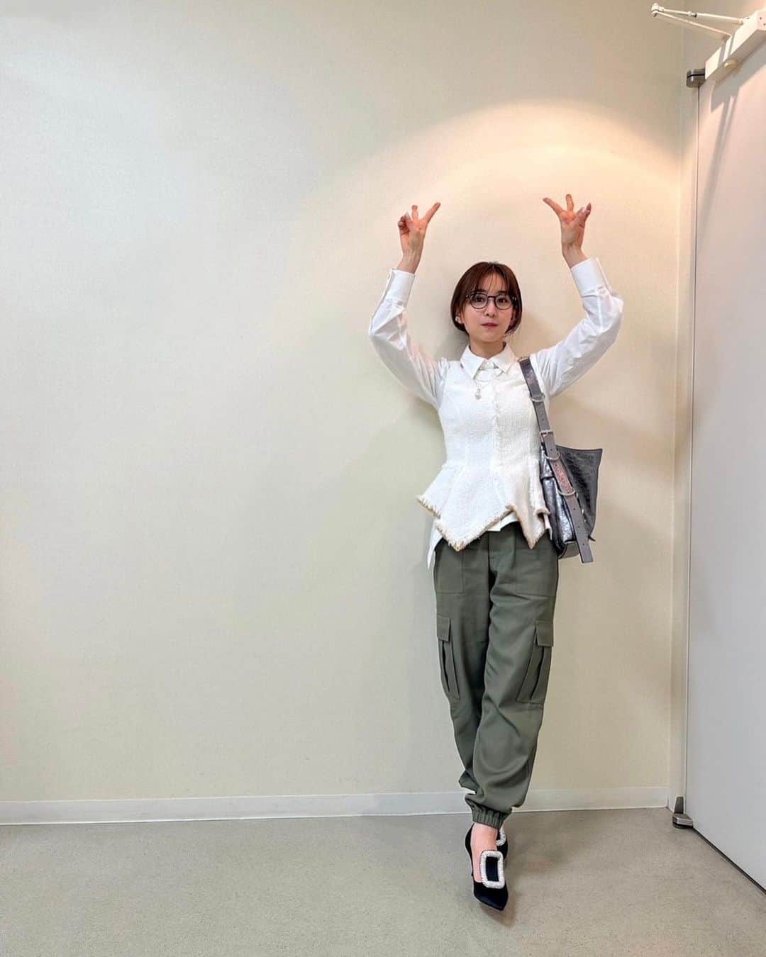 あなたがしてくれなくてものインスタグラム：「． GINGER 副編集長 新名楓の 「KAEDE’s STYLE」✨  ５話で着用しているのはコチラ 詳しくはタグをチェック！  #あなたがしてくれなくても #田中みな実   📣 ５話の #TVer 見逃し無料配信は 　　次回放送の5/18（木）まで！ 　　まだの方ももう一度見たい方も 　　お見逃しなく👀✨ 📺１〜３話も変わらず無料配信中 　　プロフィール欄のリンクからチェック！ ________________________  ●1p bustier , shirt : @toryburch pants : @allureville_official shoes : @rogervivier bag : @givenchy jewelry : @gypphy / @blanciris_official /  @mariablackjp  ●3p outfit : @miumiu  ●4p cardigan , pants : @akte_official roomshoes : @givenchy」