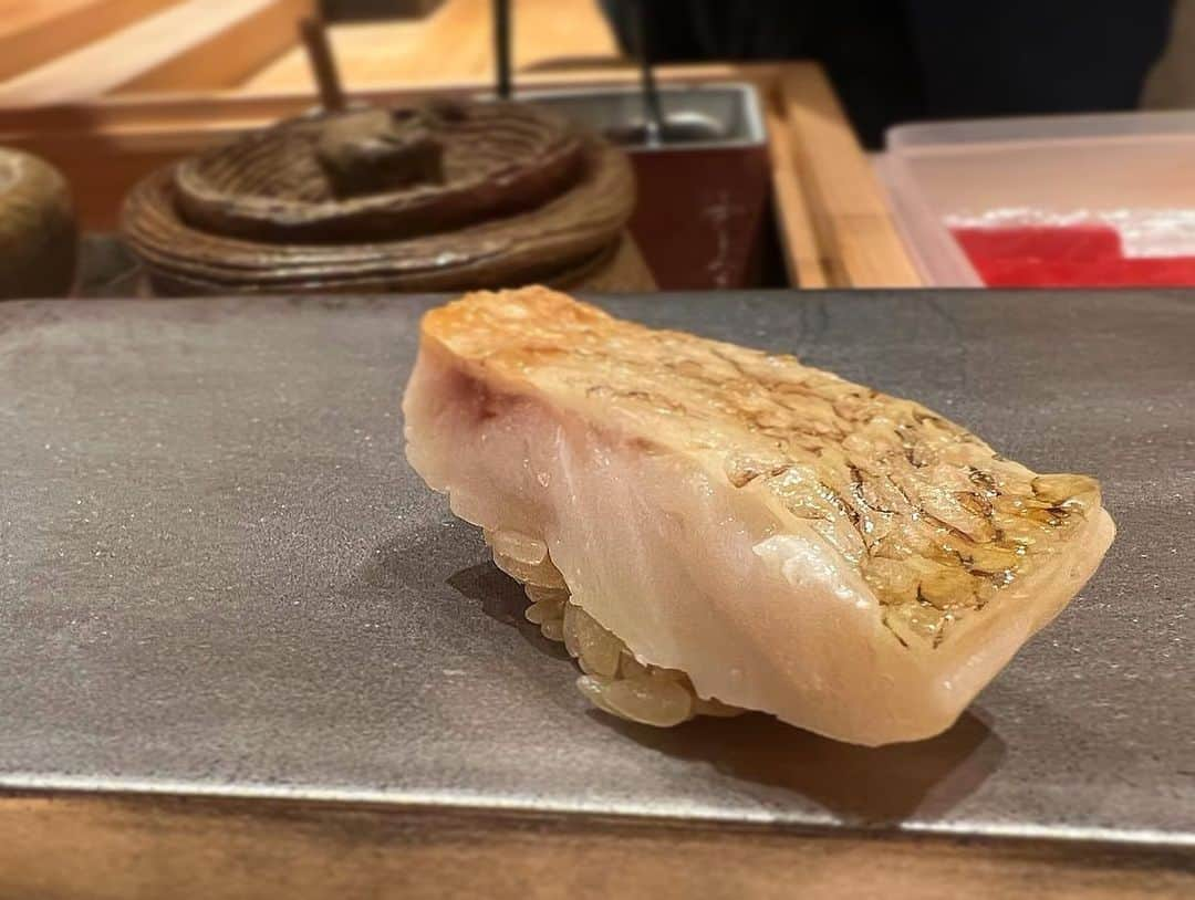 三好ユウさんのインスタグラム写真 - (三好ユウInstagram)「鮓ふじなが🍣 Sushirestaurant "Fujinaga" in Azabujuban. ⁡  計算し尽くされたお寿司は勿論なのですが 一品料理の美味しさと美しさにも毎回が声出ます。 ⁡  この日は濃厚蟹シュウマイやのどぐろの餡掛けが 大優勝でした🦀器も目の保養👏 ⁡ ⁡ ⁡ #寿司屋 #麻布十番グルメ#会員制レストラン #すし #お寿司大好き #グルメ好きな人と繋がりたい #タビジョ#東京グルメ #フードアナリスト#ilovejapan#japanesefood#sushi🍣 #음식사진#東京美食#好吃」5月13日 11時57分 - yuu_5240