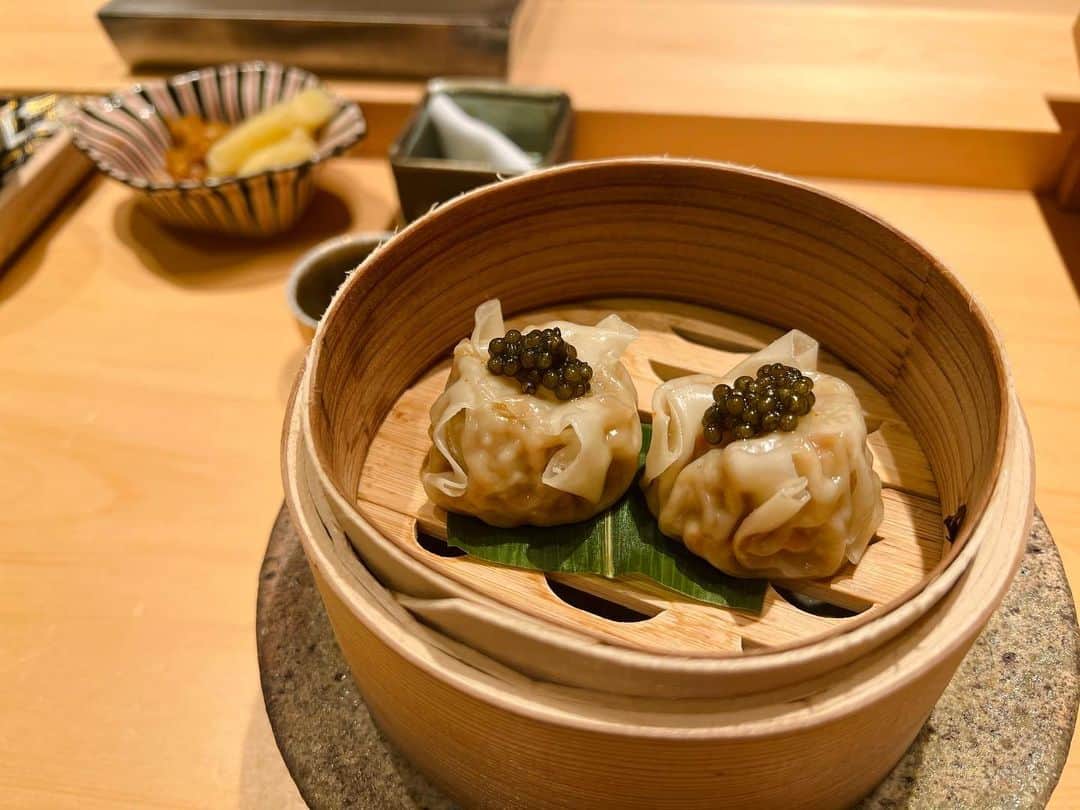 三好ユウさんのインスタグラム写真 - (三好ユウInstagram)「鮓ふじなが🍣 Sushirestaurant "Fujinaga" in Azabujuban. ⁡  計算し尽くされたお寿司は勿論なのですが 一品料理の美味しさと美しさにも毎回が声出ます。 ⁡  この日は濃厚蟹シュウマイやのどぐろの餡掛けが 大優勝でした🦀器も目の保養👏 ⁡ ⁡ ⁡ #寿司屋 #麻布十番グルメ#会員制レストラン #すし #お寿司大好き #グルメ好きな人と繋がりたい #タビジョ#東京グルメ #フードアナリスト#ilovejapan#japanesefood#sushi🍣 #음식사진#東京美食#好吃」5月13日 11時57分 - yuu_5240