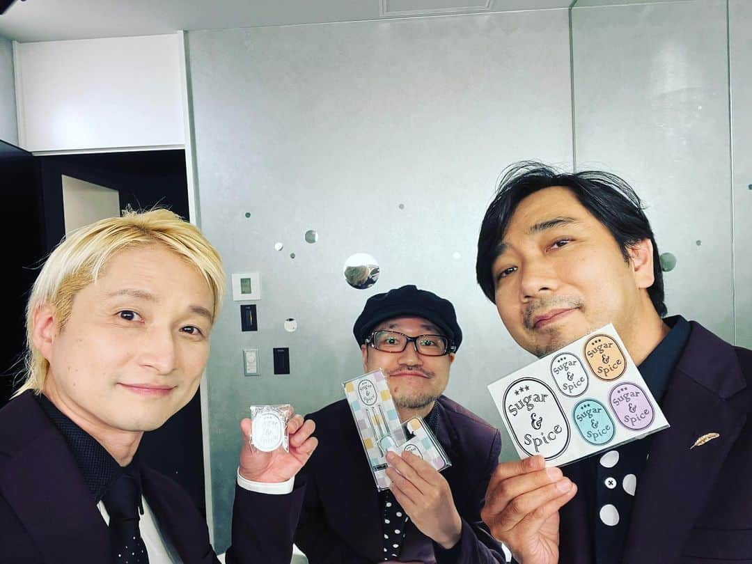 NAOTOさんのインスタグラム写真 - (NAOTOInstagram)「昨日のSugar&Spiceのライブにたくさんのご来場ありがとうございました。 皆さんのおかげで、いいスタートが切れた様な気がします。 グッズも残り少なくなったみたいなので、大阪公演にいらっしゃる方は早目にゲットして下さいね。 #sugarandspice #松本圭司 #石成正人」5月13日 11時59分 - naoto_poper