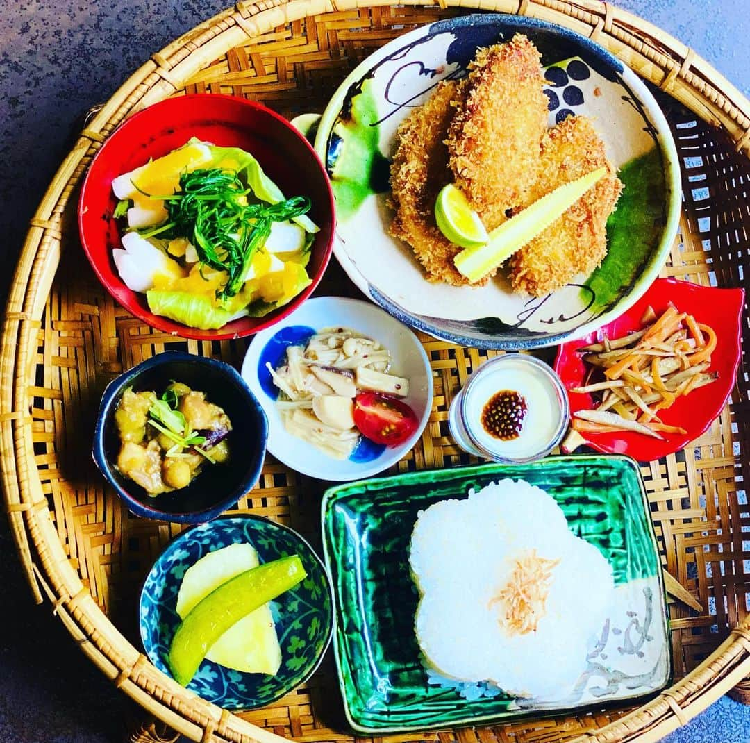 vegecafe＋αさんのインスタグラム写真 - (vegecafe＋αInstagram)「5月のかご御膳🌿  ◉車麩のフライ　すだちの香り もしくは ◉野菜たっぷりミートローフ 　和風クリームソース  ⚫︎オガヒジキと山芋のサラダ ⚫︎新牛蒡と人参のきんぴら ⚫︎ミックスビーンズキーマカレー ⚫︎青菜のムース　 　　〜チアシード醤油ジュレ ⚫︎新ジャガイモのロースト ⚫︎キノコのマリネ ⚫︎ご飯 ⚫︎トマトスープ  かご御膳は、 数量限定メニューとなります。 ご予約頂ければおとりおきさせていただきます😊✨  土曜日、日曜日の当日ご予約は、 致しかねます。 事前ご予約お願い致します🙇‍♀️  #vegecafe#vegecafe_plus_α #新大阪グルメ #新大阪ランチ #新大阪カフェ #西中島グルメ #西中島南方グルメ #西中島グルメ #西中島南方ランチ #西中島ランチ#西中島南方カフェ #大阪ランチ #大阪カフェ巡り #野菜たっぷり #野菜たっぷりランチ#ベジカフェプラスアルファ#ベジカフェプラスアルファー #ベジカフェ」5月13日 12時09分 - vegecafe_plus_a