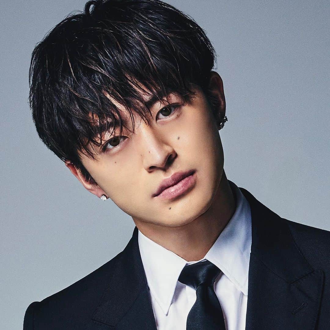 のインスタグラム：「* * 𝐆𝐄𝐍𝐄𝐑𝐀𝐓𝐈𝐎𝐍𝐒 𝟏𝟎𝐭𝐡 𝐀𝐍𝐍𝐈𝐕𝐄𝐑𝐒𝐀𝐑𝐘 𝐘𝐄𝐀𝐑 * 𝐍𝐞𝐰 𝐀𝐫𝐭𝐢𝐬𝐭 𝐏𝐡𝐨𝐭𝐨! * "𝐑𝐄𝐎" * * #𝐆𝐄𝐍𝐄𝐑𝐀𝐓𝐈𝐎𝐍𝐒 #𝐆𝐄𝐍𝐄 #ジェネ #𝐆𝐄𝐍𝐄_集まれ騒げ繋がれ #𝐃𝐑𝐄𝐀𝐌𝐄𝐑𝐒 #佐野玲於 #𝐑𝐄𝐎」