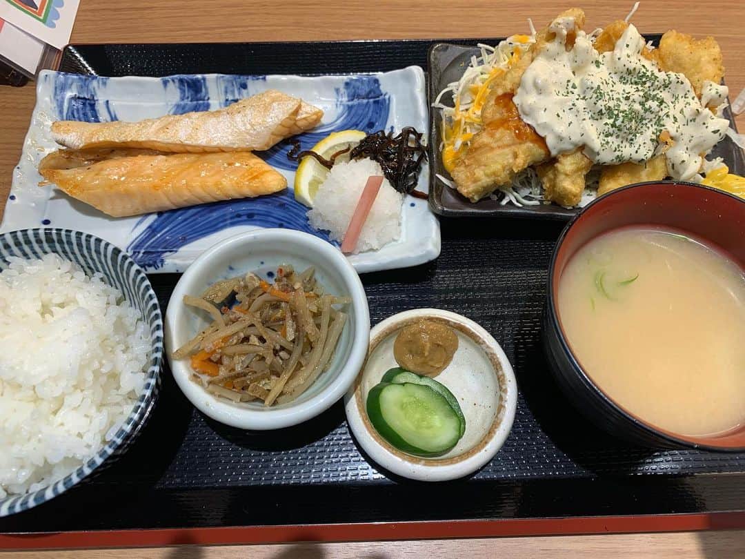 木曽大介のインスタグラム：「先日ふらりと訪れた定食屋さん。油断してたらとんでもないボリュームで出て来た！おつまみも美味しそうだったしこの街に引っ越しても良いと思ったよ。越さないけど！」