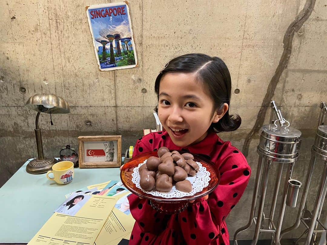 Dr.チョコレートさんのインスタグラム写真 - (Dr.チョコレートInstagram)「.  🩺┈┈┈┈┈┈┈┈┈┈୨୧  　#ドクターチョコレート  第4話は今夜10時📺  ୨୧┈┈┈┈┈┈┈┈┈┈🍫  第4話放送まであと10時間🕙  唯(#白山乃愛)ちゃんみたいに チョコレートをたっぷり準備して 10時からみんなで一緒にリアタイしましょう📺  -------------------------------------------------  1話から3話はTVerとHuluで配信中❗️❗️❗️ 見逃した方、もう一度観たい方は是非ご覧ください🎞  TVer→https://bit.ly/drchocolate Hulu→https://bit.ly/3UKVXIV  #坂口健太郎 #白山乃愛 #西野七瀬 #葵わかな #鈴木紗理奈 #前田旺志郎 #古川雄大  #福山翔大 #平子祐希 #石川恋 #青木瞭 #眞島秀和 #香椎由宇 #山本耕史 #安達祐実  #小澤征悦 #斉藤由貴」5月13日 12時05分 - drchocolate_ntv