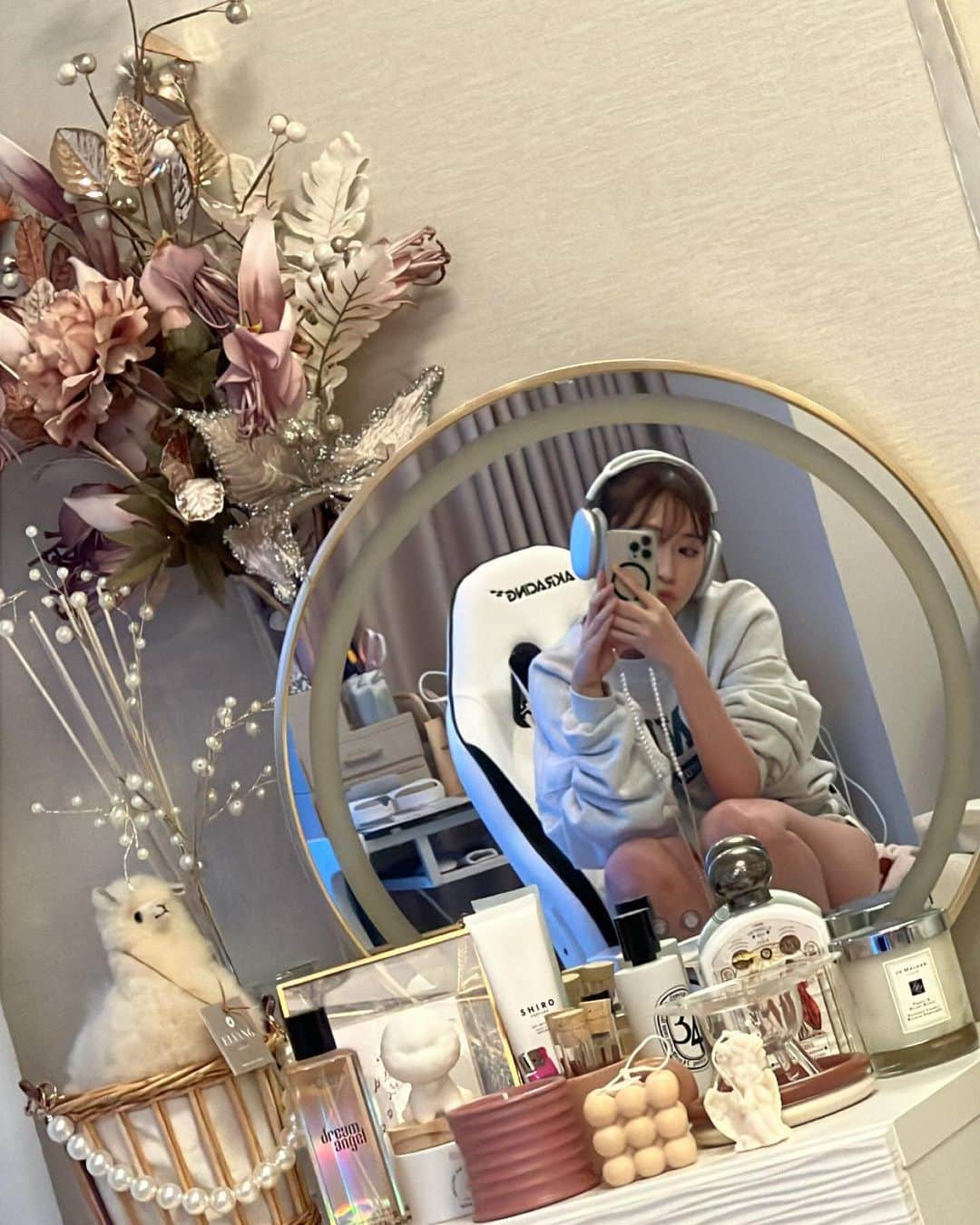 吉田朱里のインスタグラム：「お家可愛いでしょ🏠 . AirPodsMAXの音が良くて 見た目も可愛くてお気に入り🎧」