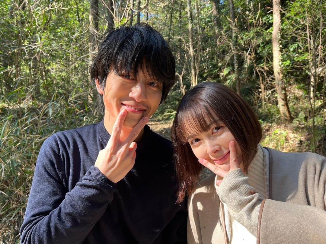 君と世界が終わる日に【公式】さんのインスタグラム写真 - (君と世界が終わる日に【公式】Instagram)「🧟‍♂️週末は #きみセカ をイッキ見🧟‍♀️  #君と世界が終わる日に Season4より  明日葉役 #玉城ティナ さん 加州役  #溝端淳平 さん  同じポーズでパチリ✌️ 可愛いオフショ頂きました📸  信頼し合う明日葉と加州の関係性… 2人の物語にもご注目を👀  #Hulu 全話独占配信中❗️」5月13日 12時07分 - kimiseka_ntv