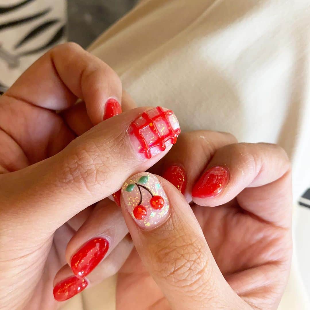 知念美加子のインスタグラム：「New nail🍒  赤ネイル好き❤️ 爪が大きくてケバくなるのが嫌なので、 赤の時はカジュアル要素を入れるようにしてる🍒  大粒ラメラメとポップモチーフ❤️  夏らしくてお気に入り🥰🥰  Thank you @nes.nail 🤍  #沖縄ネイルサロン #ちねんねいる　#アトリエねいる #個性派ネイル  #韓国ネイル」