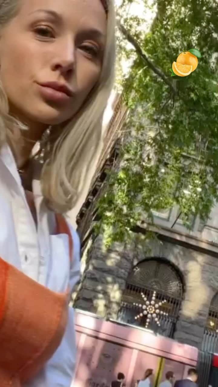 エミリー・スコットのインスタグラム：「Fanta orange ✨✨」