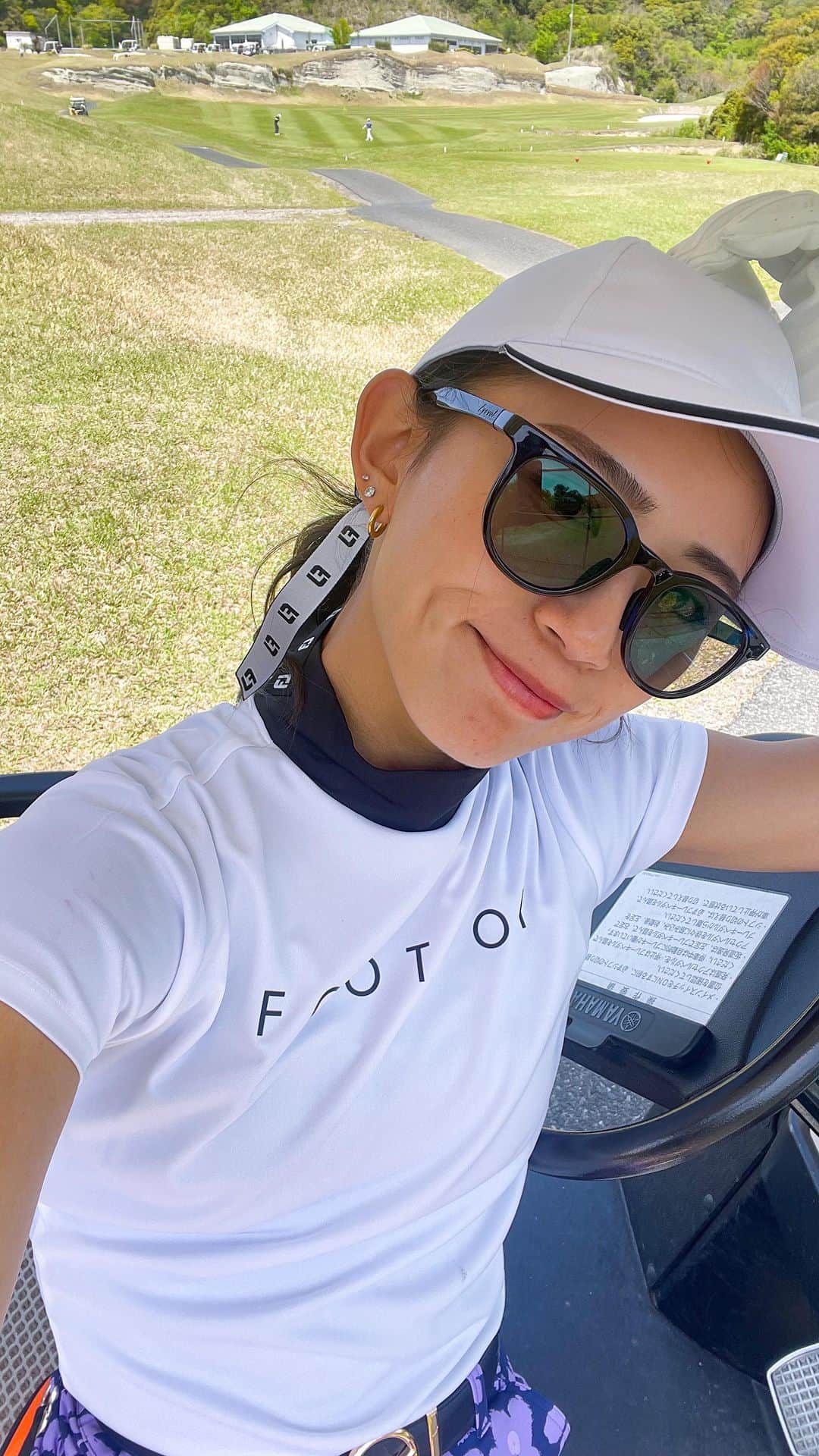 坪井ミサトのインスタグラム：「ゴルフの動画と写真が たくさん溜まってる🥹⛳️ ちょっとずつアップしていきます🤍  この日のウェアは初めての @footjoy.japan 🤍  シューズは愛用しているけど こんなに可愛いウェアがたくさんあるとは🥹✨  機能性も良くて使いやすい！ お気に入りコーデの仲間入りですね😘  夏前に面白いイベント考えてるので 楽しみにしていてください⛳️🏃‍♀️🩵  #ゴルフ #ゴルフ女子 #golf #golfwear #footjoy #ゴルフウェア #スポーツ #sport」