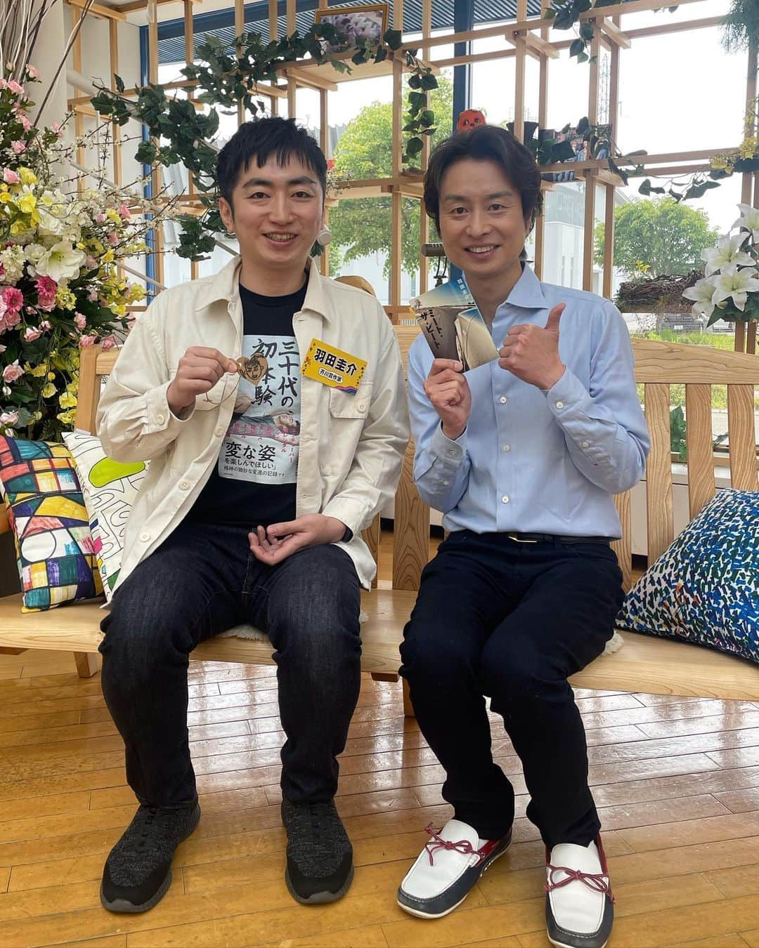 千田剛裕のインスタグラム：「サタファンゲスト⚡️ 芥川賞作家羽田圭介さん📖 軽快なトークが心地よかったです！ アメリカの番組のようにお祝いもしてもらいました💐笑 まさかのサプライズで人って驚き過ぎると一瞬冷静になるんだなと実感しました😋  #芥川賞#小説家#作家#羽田圭介 さん#サタファン#めんこいテレビ#アナウンサー#千田剛裕」