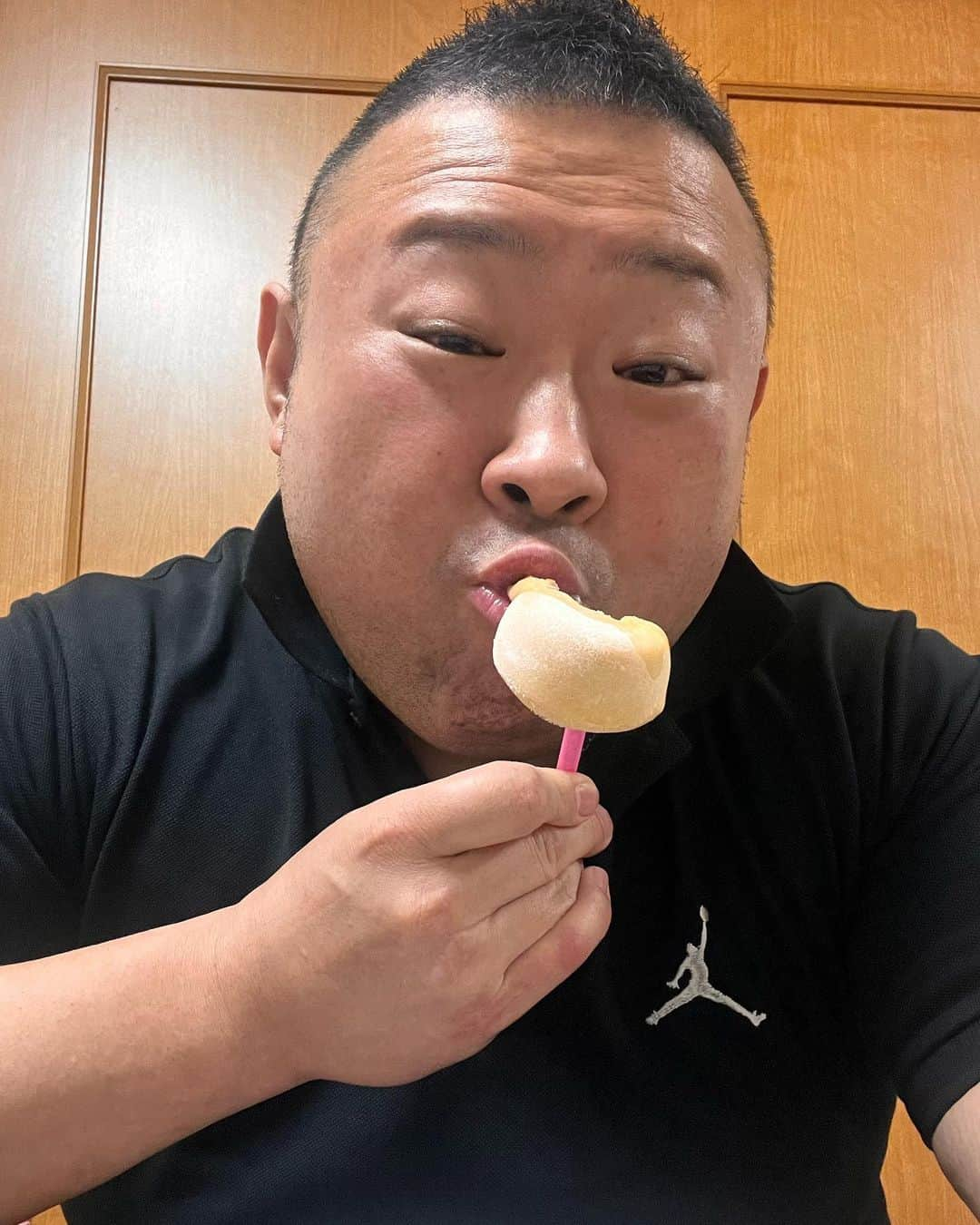 脇知弘さんのインスタグラム写真 - (脇知弘Instagram)「雪見だいふくが食べたくなり  買いに行ったら桔梗信玄餅味が売っていたので初めて食べてみました👍  信玄餅やん👀  僕のなかでは斬新と感動がありました‼️  調べたら雪見だいふくって凄い味がたくさんあるんですねっ🧐  しばらく雪見だいふくにハマりそうな予感😁  #脇知弘#雪見だいふく#桔梗信玄餅味#斬新#感動#ハマりそう#予感」5月13日 12時19分 - t_waki_at