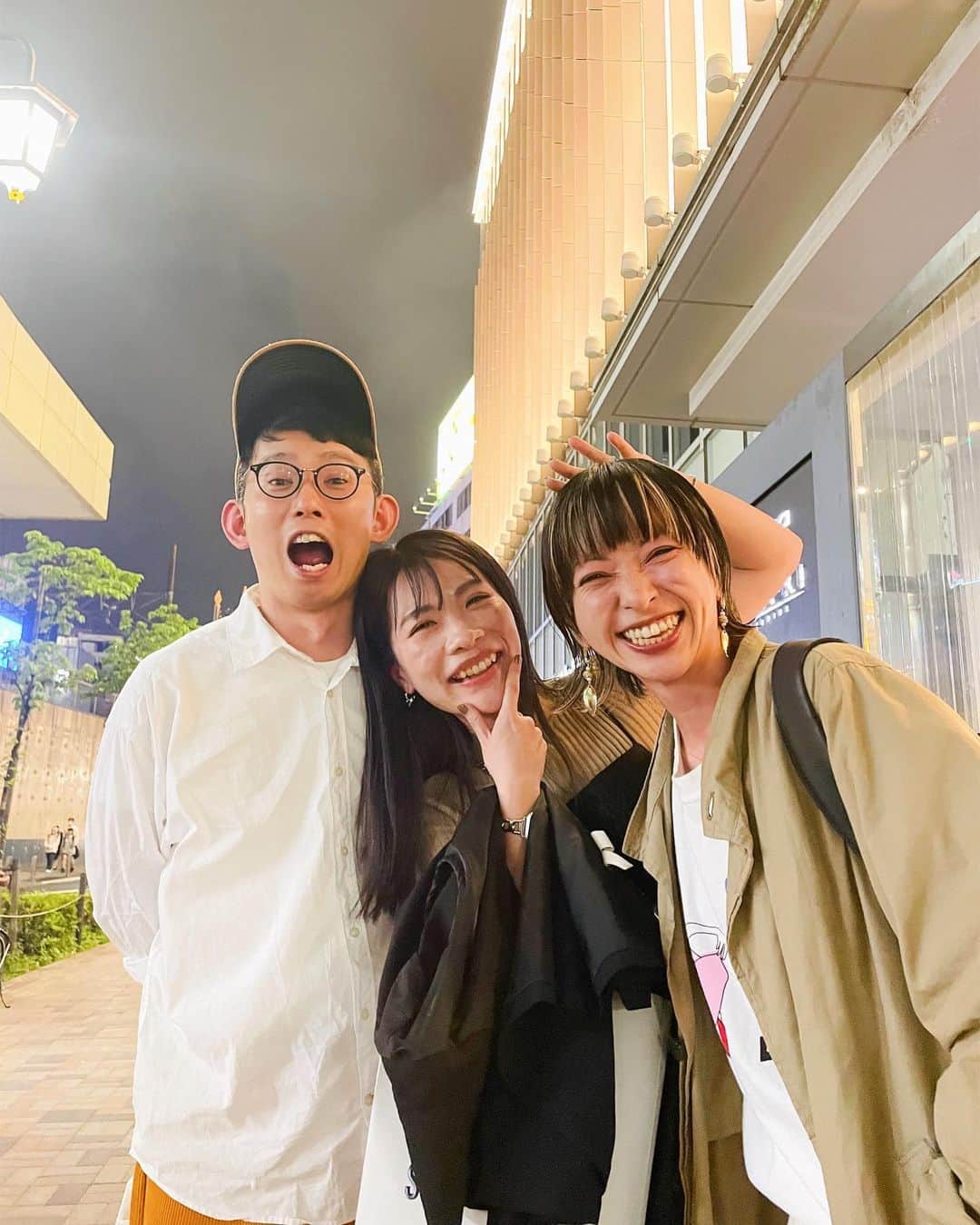 のインスタグラム：「芦沢くん と いずみん  #KMIX東京支部  わたしという人間はどうやら なんで覚えてないの？案件と 逆になんでそんなことは覚えてるの？案件が多すぎるらしく、2人にそれをめちゃくちゃ突っ込まれた。笑 記憶の保管の仕方がバグってるのを自分でも感じた。怖い！笑  昨日のこともいつか忘れてしまうかもしれないけど、2人が忘れてしまうような細かいことはきっとずっと覚えていることでしょう。笑  いつか静岡でこのメンバーで喋れる日が来たら愉快だな😊  @kmixshizuoka」
