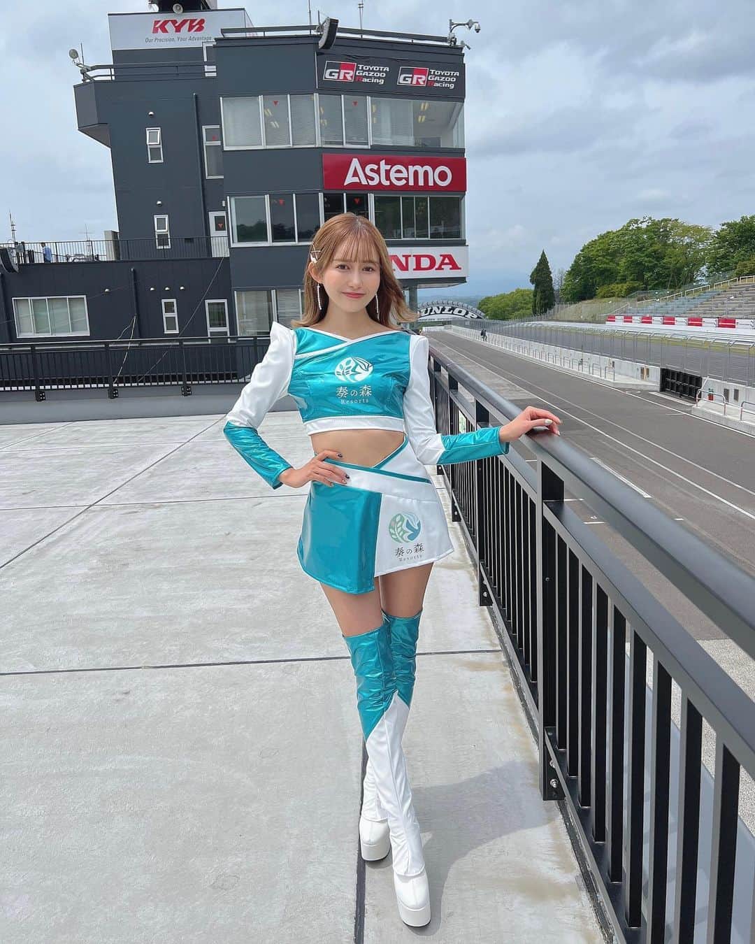 後藤佑紀のインスタグラム：「GR86/BRZcup開幕ー！！  初代 奏の森リゾートレディです🌿 コスチューム新鮮✨どうかな？🥰  この後13:20~公式予選です🚗   #gr86 #gr86brzcup #奏の森 #奏の森リゾート #オウルテック  #owltech #レースクイーン #スポーツランドSUGO」