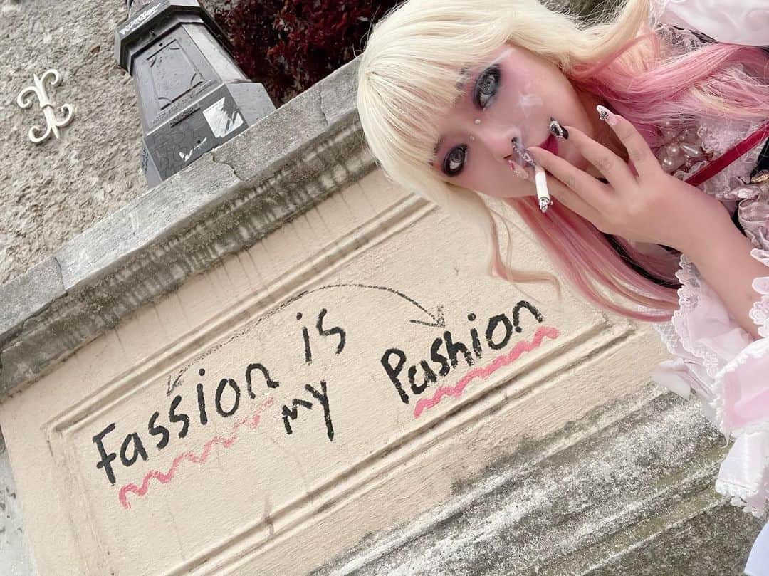 北出菜奈のインスタグラム：「_ _ fashion is my passion📸  #smokingfetish #lolitafashion  #gothgirl」