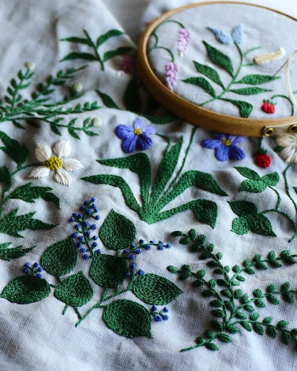 樋口愉美子のインスタグラム：「. 雨の休日に　曇り色の刺繍🌧️  #RainyHoliday #linen #pattern #leaf #embroidery #stitching #flowerpattern #yumikohiguchi  #broderie #bordado #вышивка #자수 #needlework #embroideryArt #handembroidery #handmade #contemporaryembroidery #樋口愉美子 #刺繍 #手芸 #手仕事 #手作り」