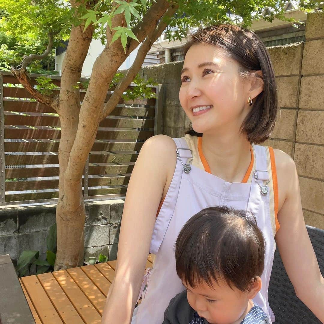 美優のインスタグラム：「久しぶりに短めにパツンと 全体を切りました✂️♡  髪の毛を洗うのも乾かすのも早いし、セットもストレートアイロン軽くするだけなので楽だぁ🥰  髪色はブリーチなしで アッシュ系のグレーを入れてもらいました☺️  ヘアスタイルもカラーも 基本的には　@dopey0118 に お任せ😙👍  サロン/ @sun_platinum」