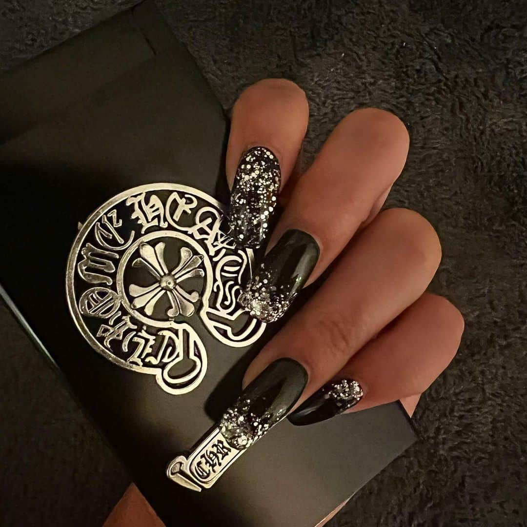 MII MAMAのインスタグラム：「x x x new nail🖤 ------------------------------------------ 🔎White Style mi mama 良かったらチャンネル登録お願いします🙇🏽‍♀️ #YouTube#ユーチューバー#主婦ユーチューバー#MIIMAMA#チャンネル登録お願いします#2児ママ#年子ママ#ギャルママ#ぎゃるまま#アラサーママ#アラサー#30代#30代ママ#ホワイトインテリア#モノトーンインテリア#シンプルな暮らし#収納#ホワイト収納#イチナナ#イチナナライバー#専属ライバー#主婦ライバー#17LIVE#主婦YouTuber#ママYouTuber#ママライバー#幼稚園ママ#小学生ママ」