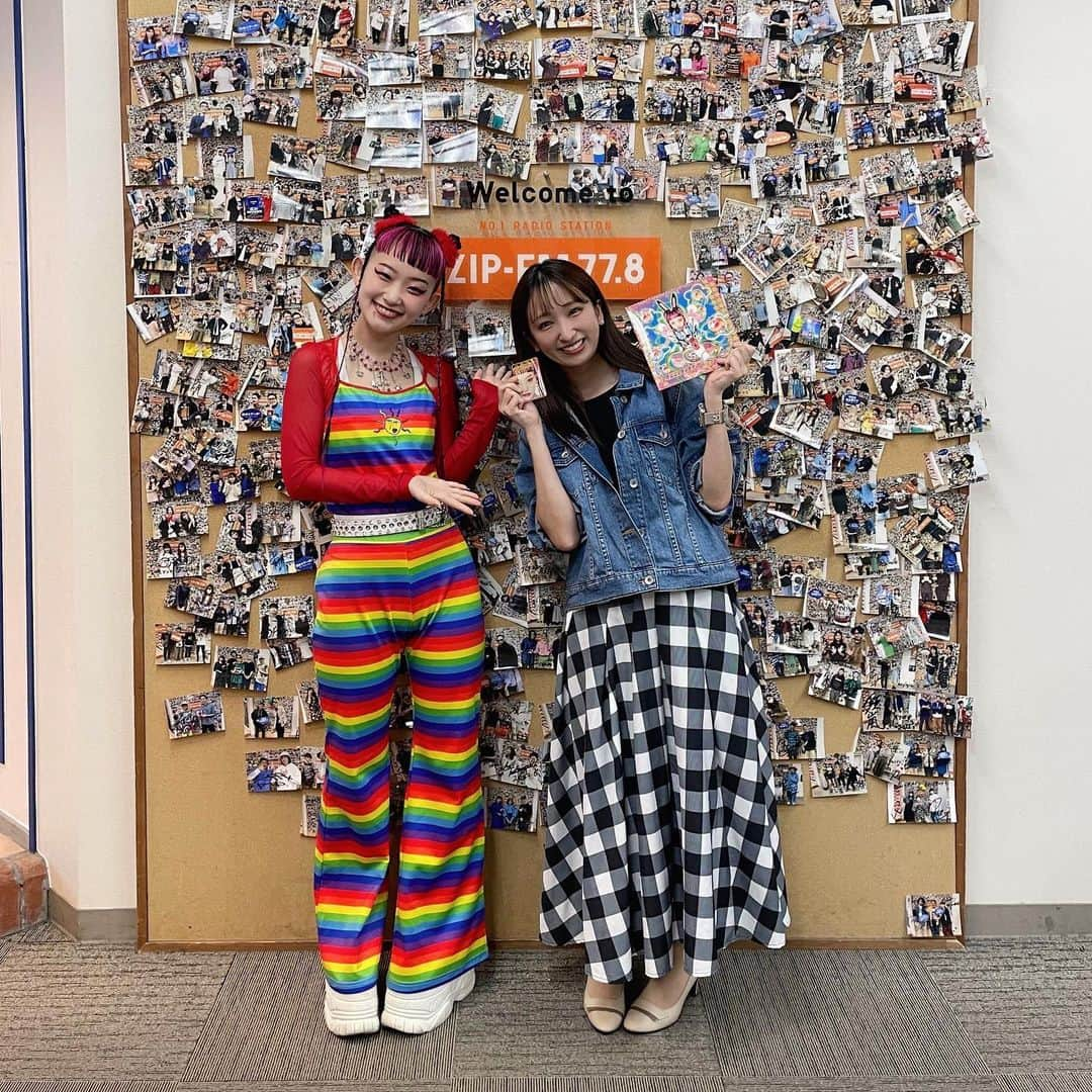 髙木萌香のインスタグラム：「☺︎ ︎🌈  水曜日のカンパネラ 詩羽ちゃん  太陽のように明るい詩羽ちゃん！ たくさん元気を頂いちゃいました。  私もこれからは私服をカラフルにします！笑  MVのキスシーンはまさかの冷静だったとは、、、さすがすぎます😂👏🏻  【ワンマンライブツアー2023 〜RABBIT STAR★ TOUR〜】がスタート！  このエリアは6/16(金)“名古屋ダイアモンドホール”！  #zipfm #まぎじゃむ #水曜日のカンパネラ #詩羽ちゃん」