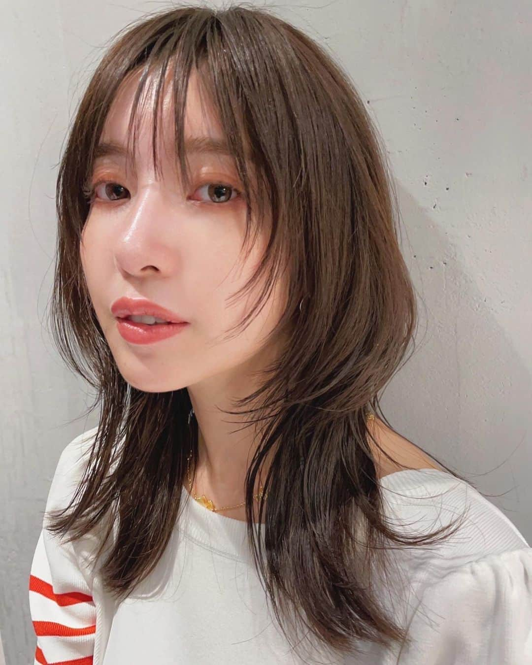 舟山久美子（くみっきー）さんのインスタグラム写真 - (舟山久美子（くみっきー）Instagram)「I changed my hair✂️ 15センチほど切りました！  顔周りの毛で遊べるのでとってもお気に入り！  @sachiko01270727  にお任せしました！  絶妙なバランスが流石！のひとこと🙇‍♀️ ありがとうございます✨  topsは　@bordersatbalcony.official   ゼロイチの時に着ていたものです！ メイクは　@guerlain の新作✨ またメイク動画もシェアします！🙆‍♀️  今日は雨ですが、良い一日を☺️✨✨  #セミロング　#ヘア #newhair #イメチェン」5月13日 12時42分 - kumikofunayama