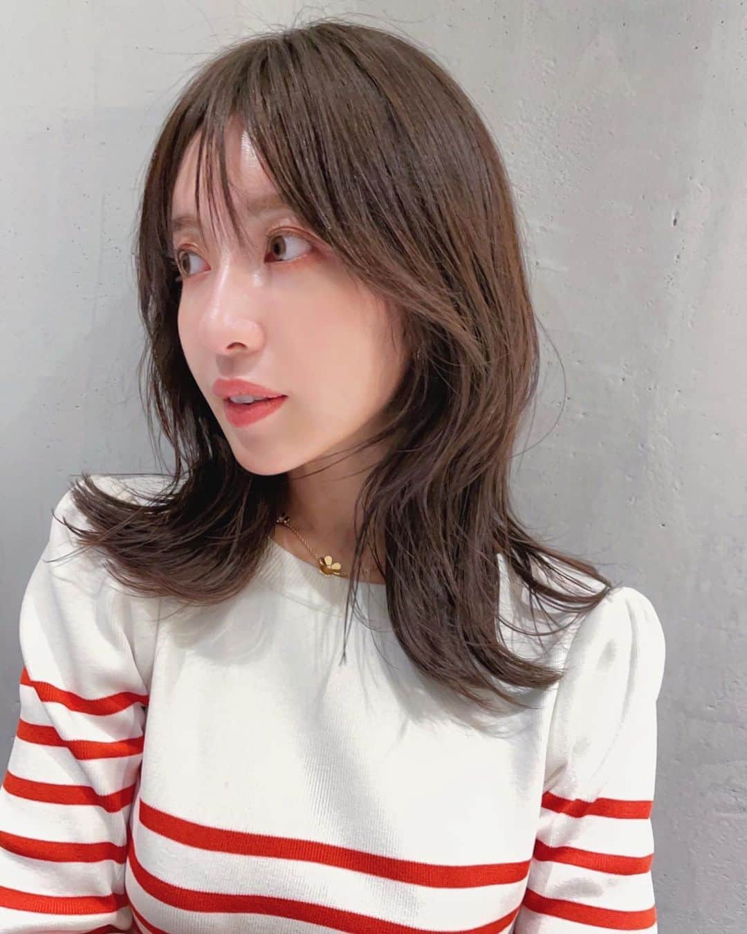 舟山久美子（くみっきー）さんのインスタグラム写真 - (舟山久美子（くみっきー）Instagram)「I changed my hair✂️ 15センチほど切りました！  顔周りの毛で遊べるのでとってもお気に入り！  @sachiko01270727  にお任せしました！  絶妙なバランスが流石！のひとこと🙇‍♀️ ありがとうございます✨  topsは　@bordersatbalcony.official   ゼロイチの時に着ていたものです！ メイクは　@guerlain の新作✨ またメイク動画もシェアします！🙆‍♀️  今日は雨ですが、良い一日を☺️✨✨  #セミロング　#ヘア #newhair #イメチェン」5月13日 12時42分 - kumikofunayama