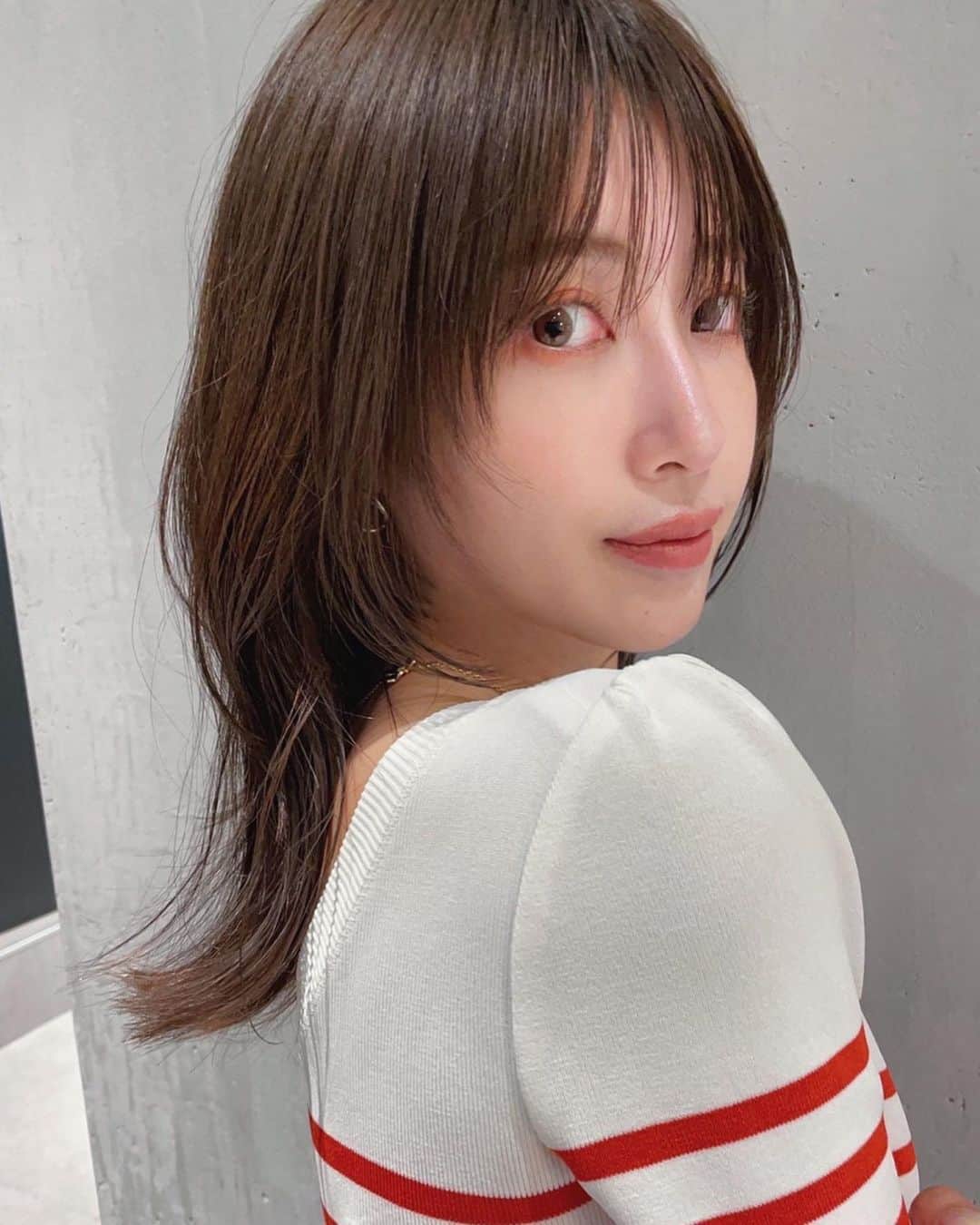 舟山久美子（くみっきー）のインスタグラム：「I changed my hair✂️ 15センチほど切りました！  顔周りの毛で遊べるのでとってもお気に入り！  @sachiko01270727  にお任せしました！  絶妙なバランスが流石！のひとこと🙇‍♀️ ありがとうございます✨  topsは　@bordersatbalcony.official   ゼロイチの時に着ていたものです！ メイクは　@guerlain の新作✨ またメイク動画もシェアします！🙆‍♀️  今日は雨ですが、良い一日を☺️✨✨  #セミロング　#ヘア #newhair #イメチェン」