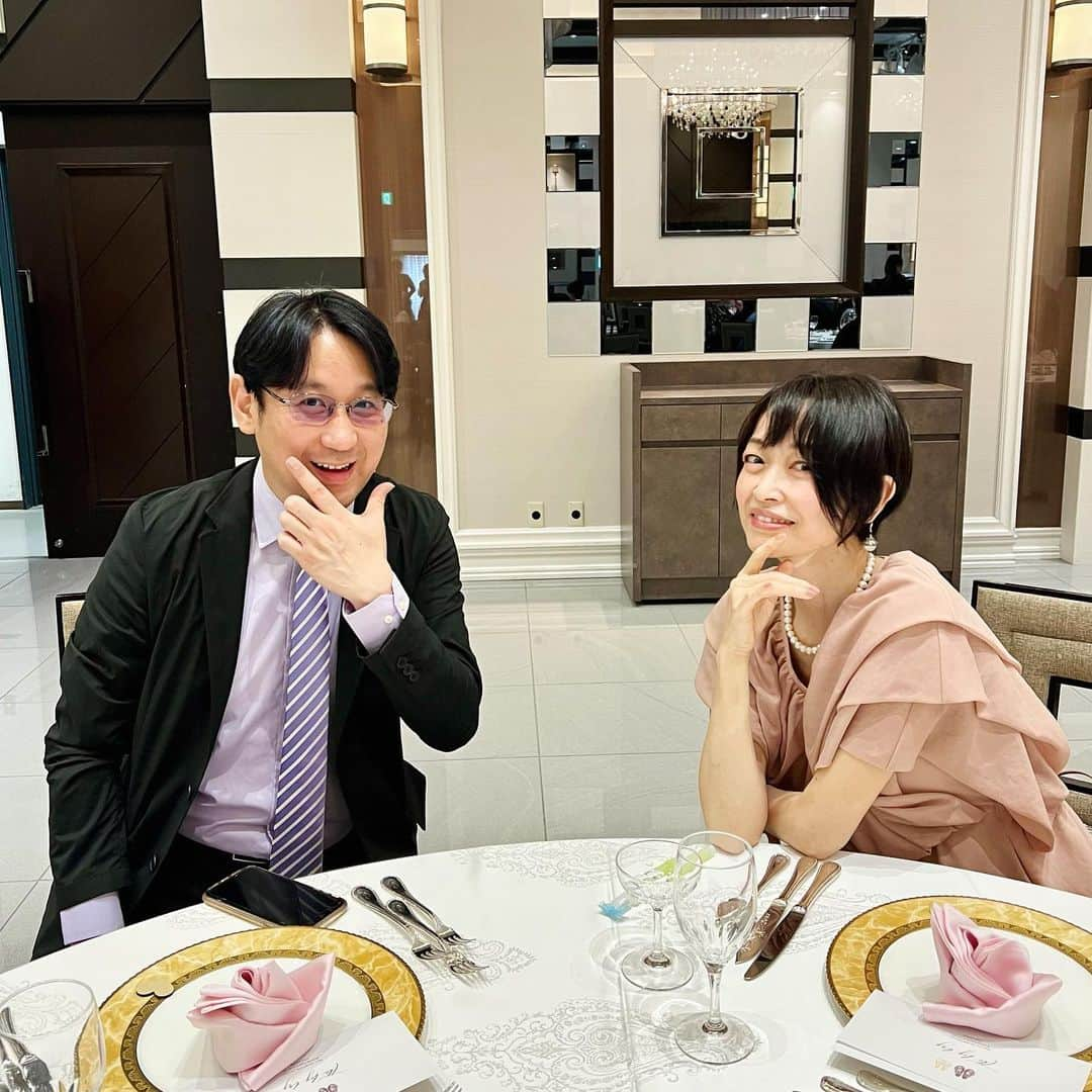 畑亜貴さんのインスタグラム写真 - (畑亜貴Instagram)「先日大野瑞稀君の結婚式に出席しました。ラジオ収録で楽曲で色々活躍してくれている大野君、素敵なパートナーとお幸せに！入場曲や映像も新郎の仕込みとは凄い。準備の大変さを思うと気が遠くなりました。  サンキュータツオさんとの写真はラジオのサムネールみたい…  祝贺你结婚！这是一个很棒的聚会。  결혼을 축하합니다! 멋진 파티였습니다.  Congratulations on your marriage! It was a wonderful party.  ¡Felicidades por vuestro matrimonio! Fue una fiesta maravillosa.」5月13日 12時42分 - akihata.jp