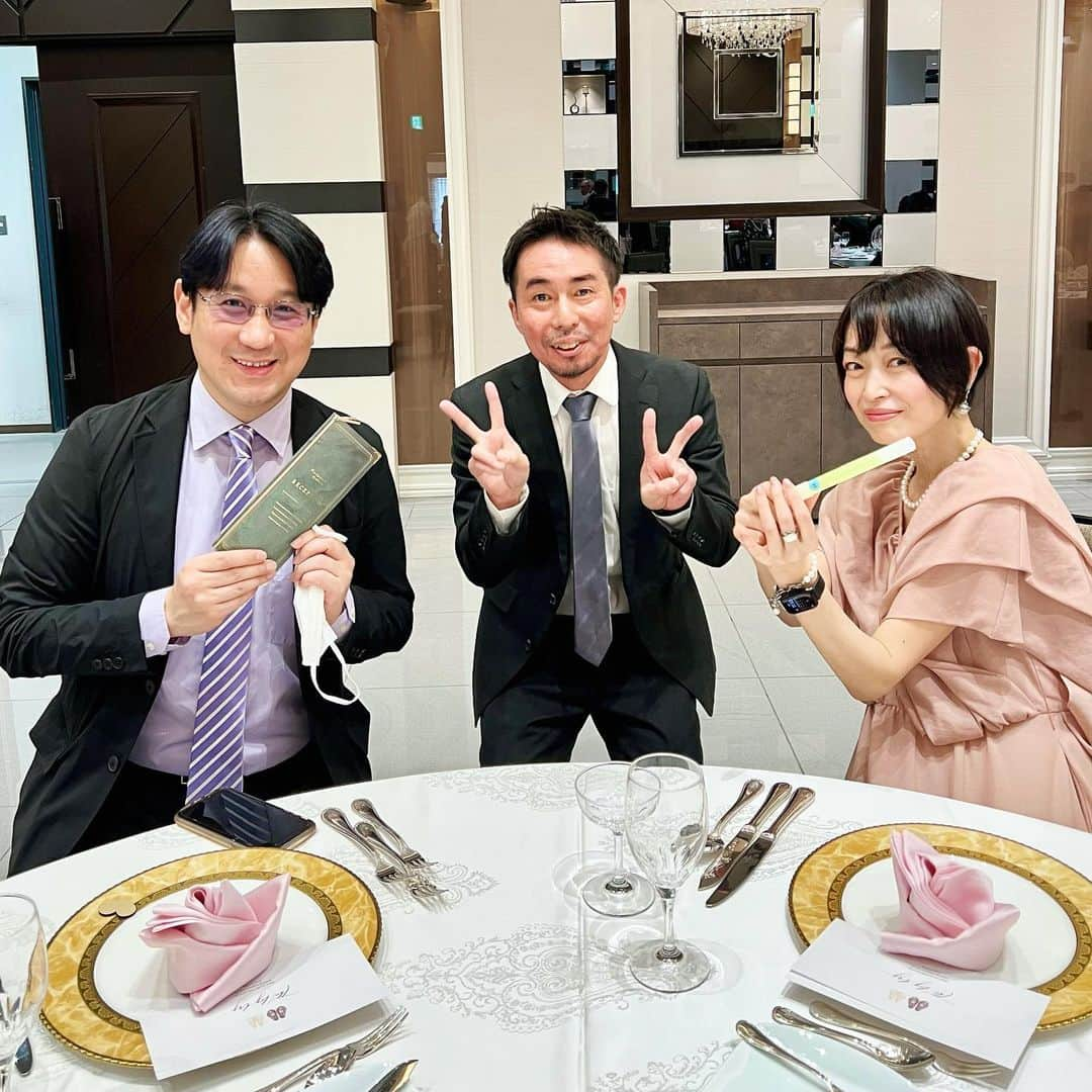 畑亜貴さんのインスタグラム写真 - (畑亜貴Instagram)「先日大野瑞稀君の結婚式に出席しました。ラジオ収録で楽曲で色々活躍してくれている大野君、素敵なパートナーとお幸せに！入場曲や映像も新郎の仕込みとは凄い。準備の大変さを思うと気が遠くなりました。  サンキュータツオさんとの写真はラジオのサムネールみたい…  祝贺你结婚！这是一个很棒的聚会。  결혼을 축하합니다! 멋진 파티였습니다.  Congratulations on your marriage! It was a wonderful party.  ¡Felicidades por vuestro matrimonio! Fue una fiesta maravillosa.」5月13日 12時42分 - akihata.jp