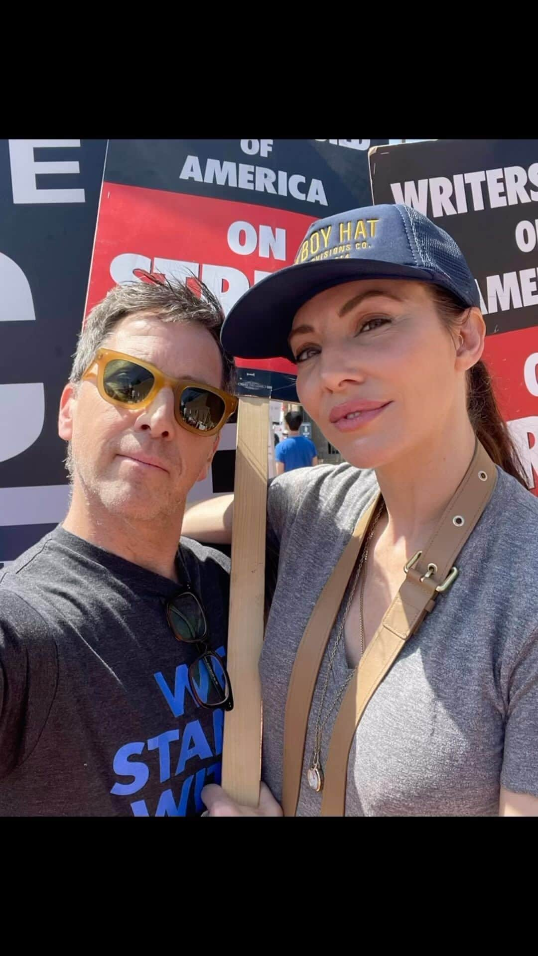 ダン・ブカティンスキーのインスタグラム：「(No clever caption. On strike). And don’t ask @whitneycummings either. #standwithwga」